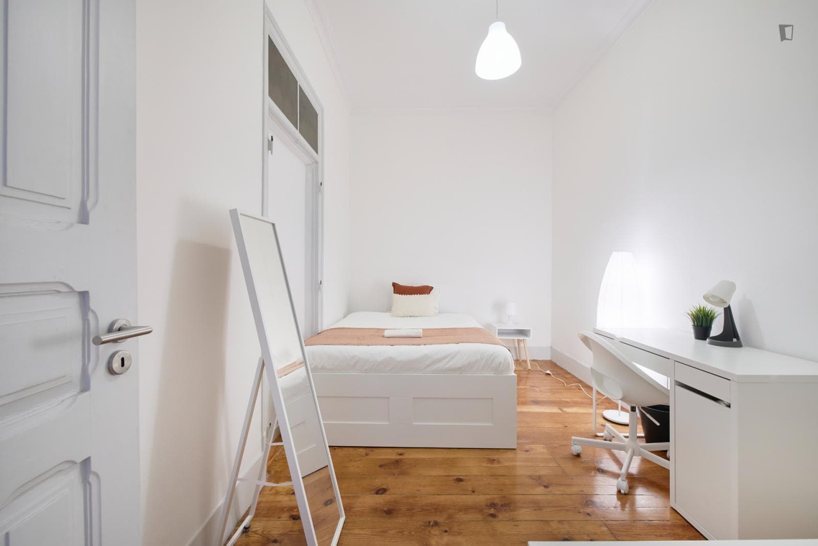 Pleasant double bedroom next to ISCTE photo 1
