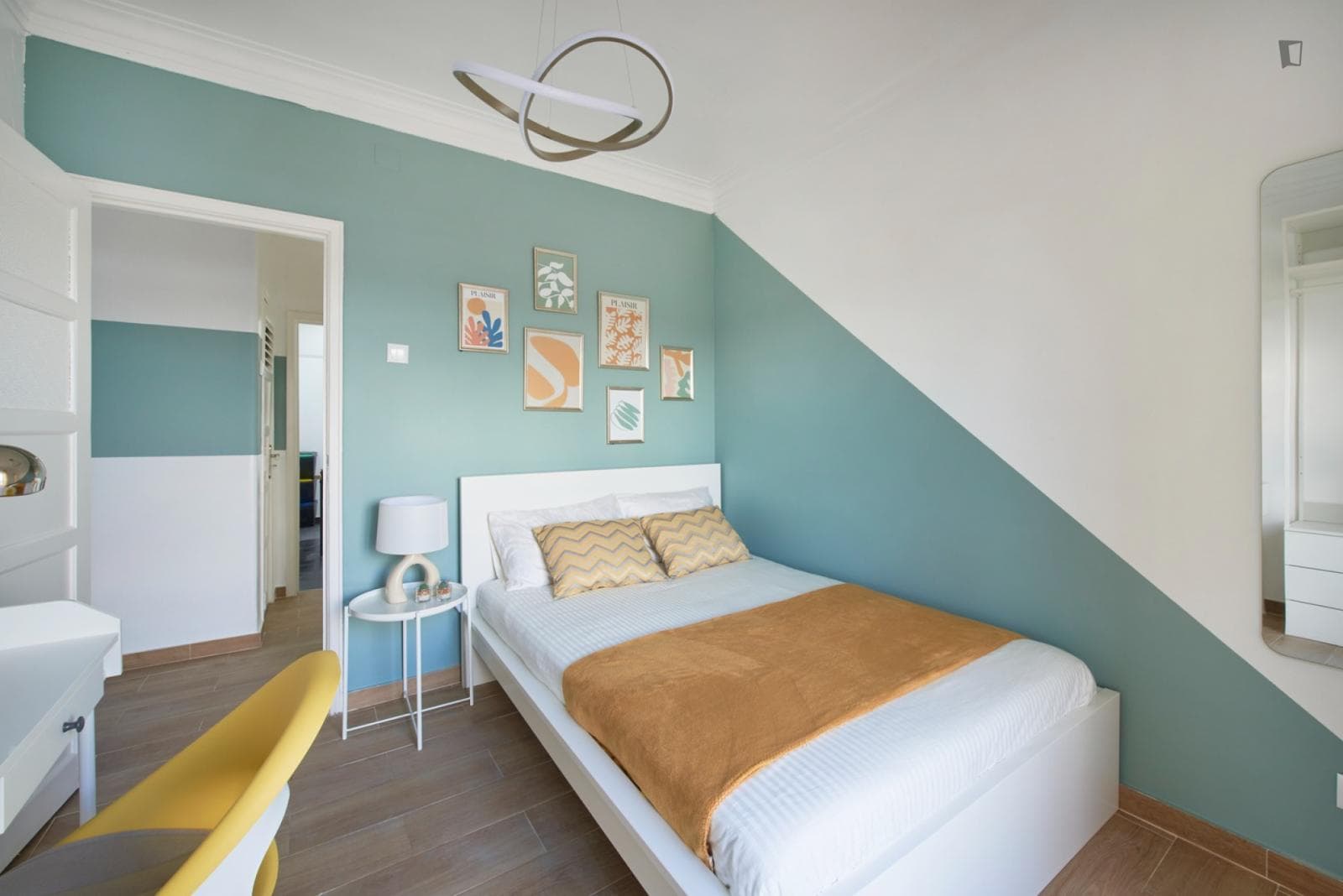 Great looking single bedroom with balcony photo 1