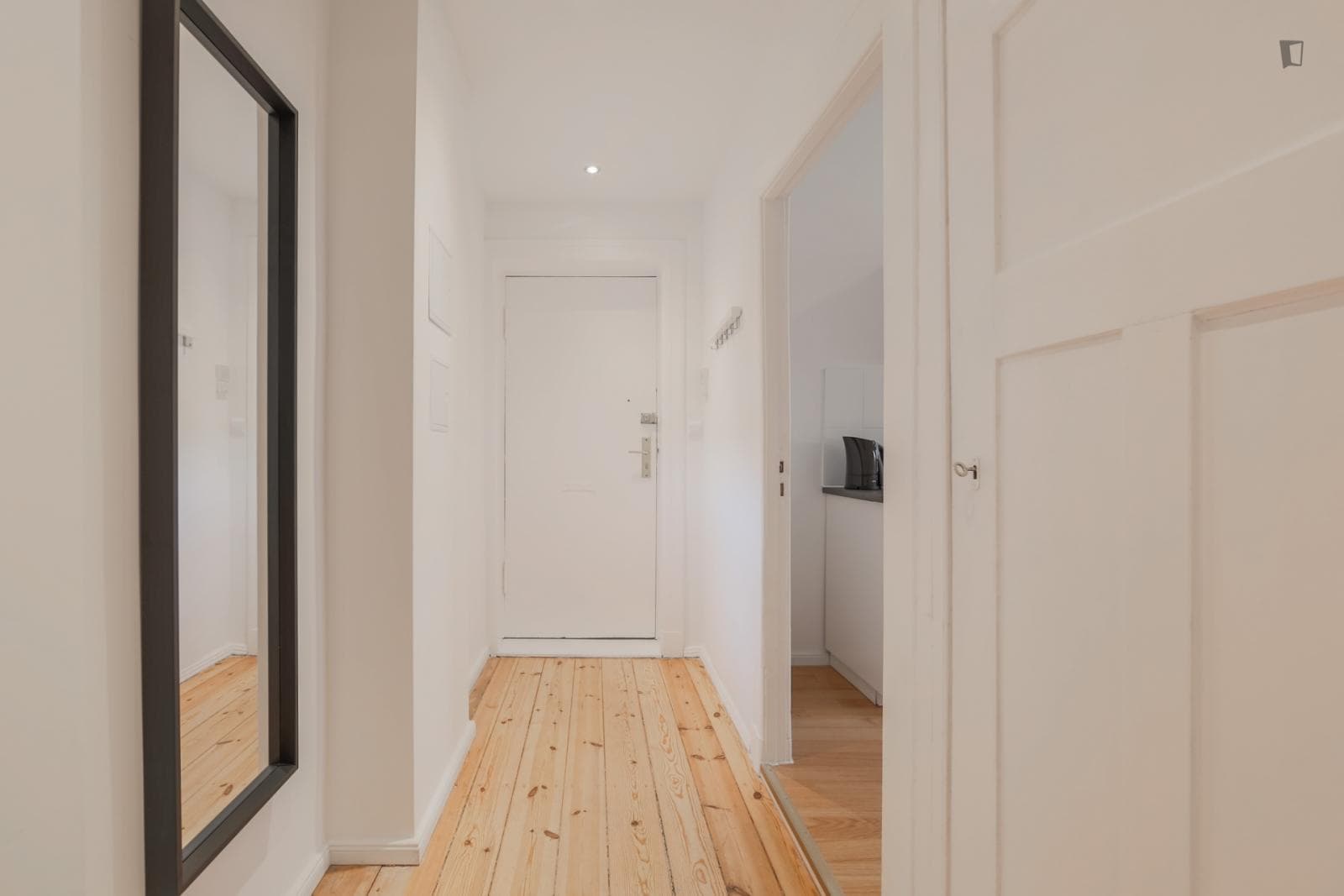 Delightful Double Bedroom Apartment near the Leopoldplatz photo 1