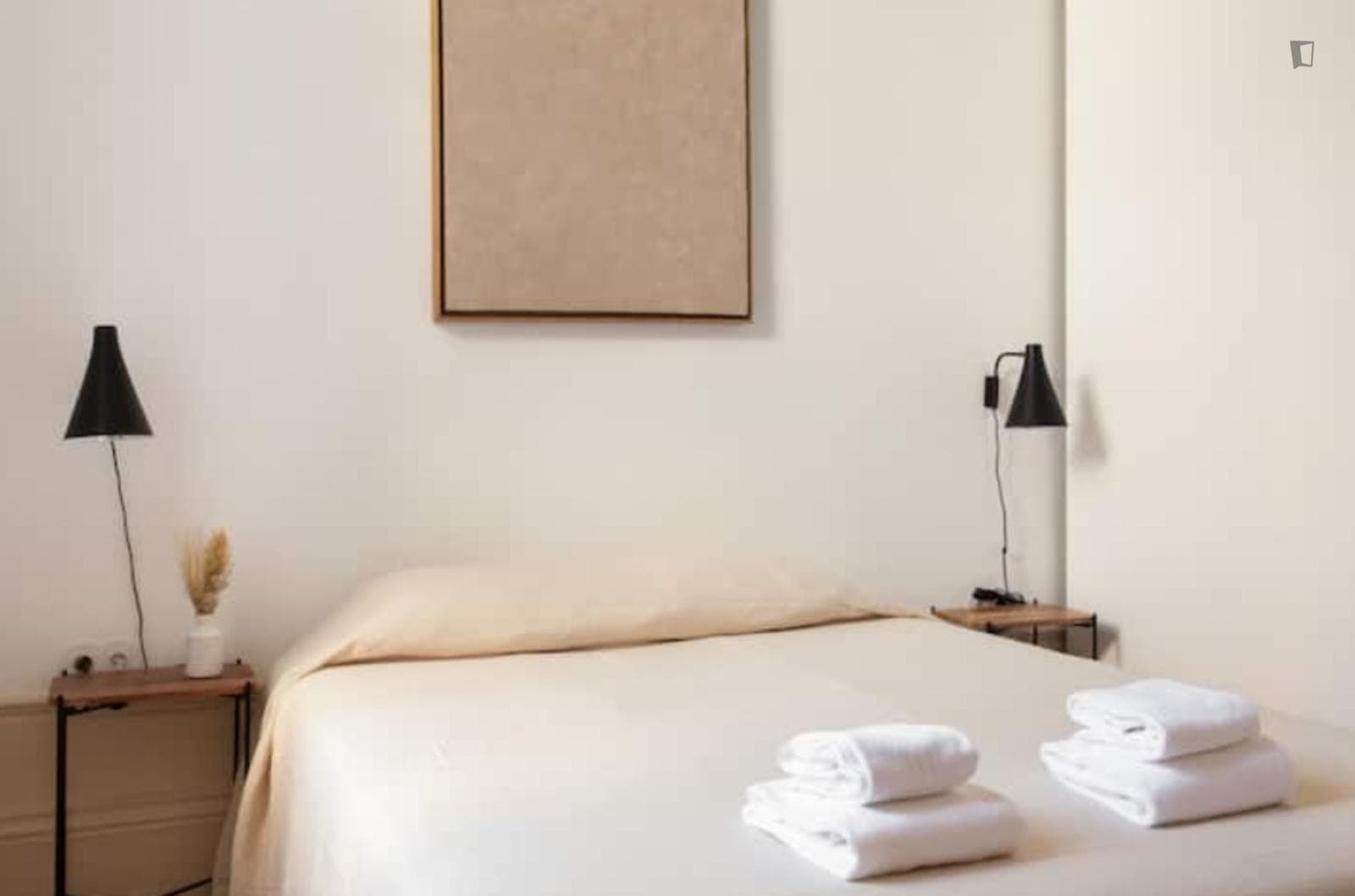 Spacious double ensuite bedroom near Cais das Pedras photo 1