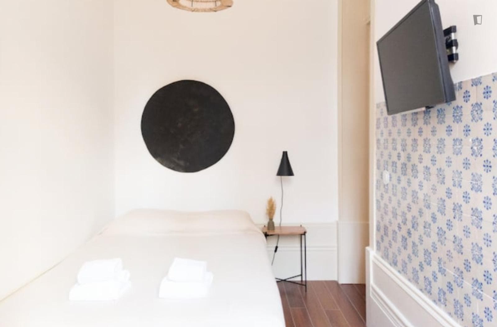 Bright double ensuite bedroom near Cais das Pedras photo 1