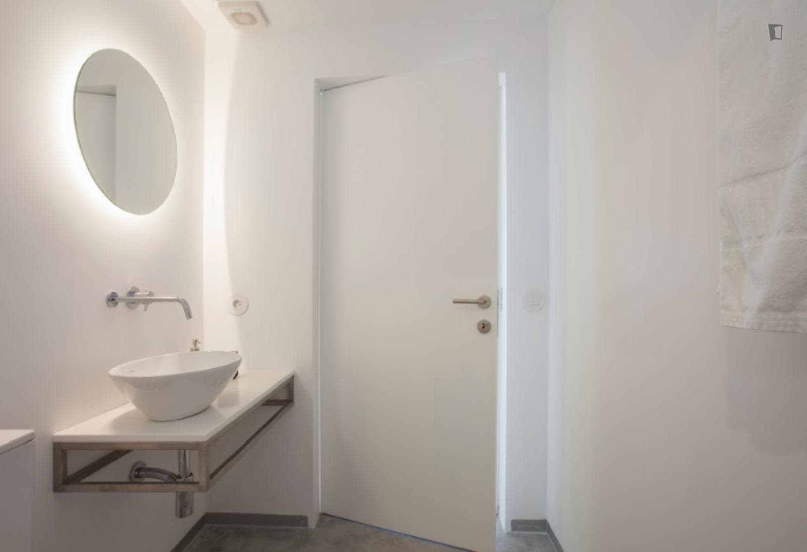 Spacious flat close to Trindade metro station photo 1