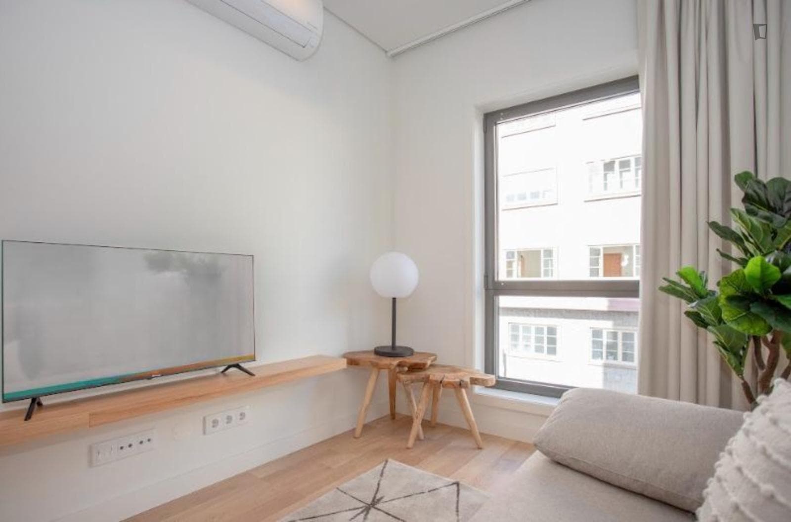 Elegant 1-bedroom apartment next to Faria Guimarães metro station photo 1