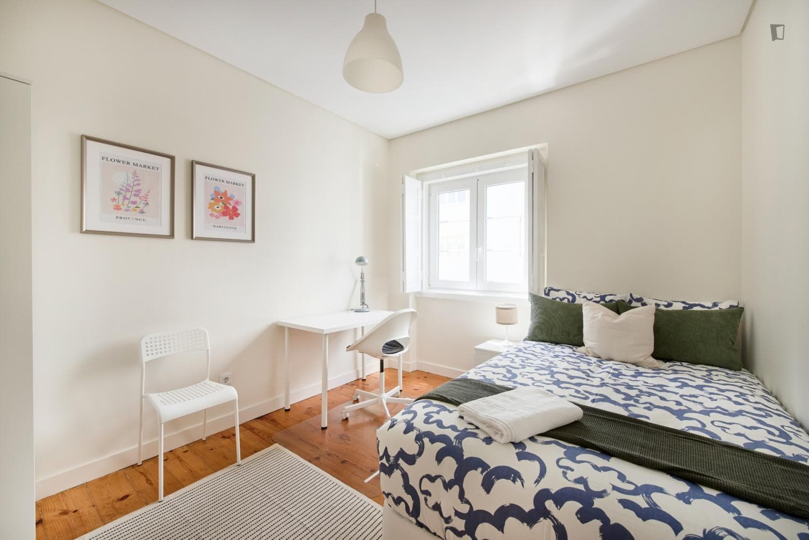 Inviting double bedroom in Alvalade photo 1