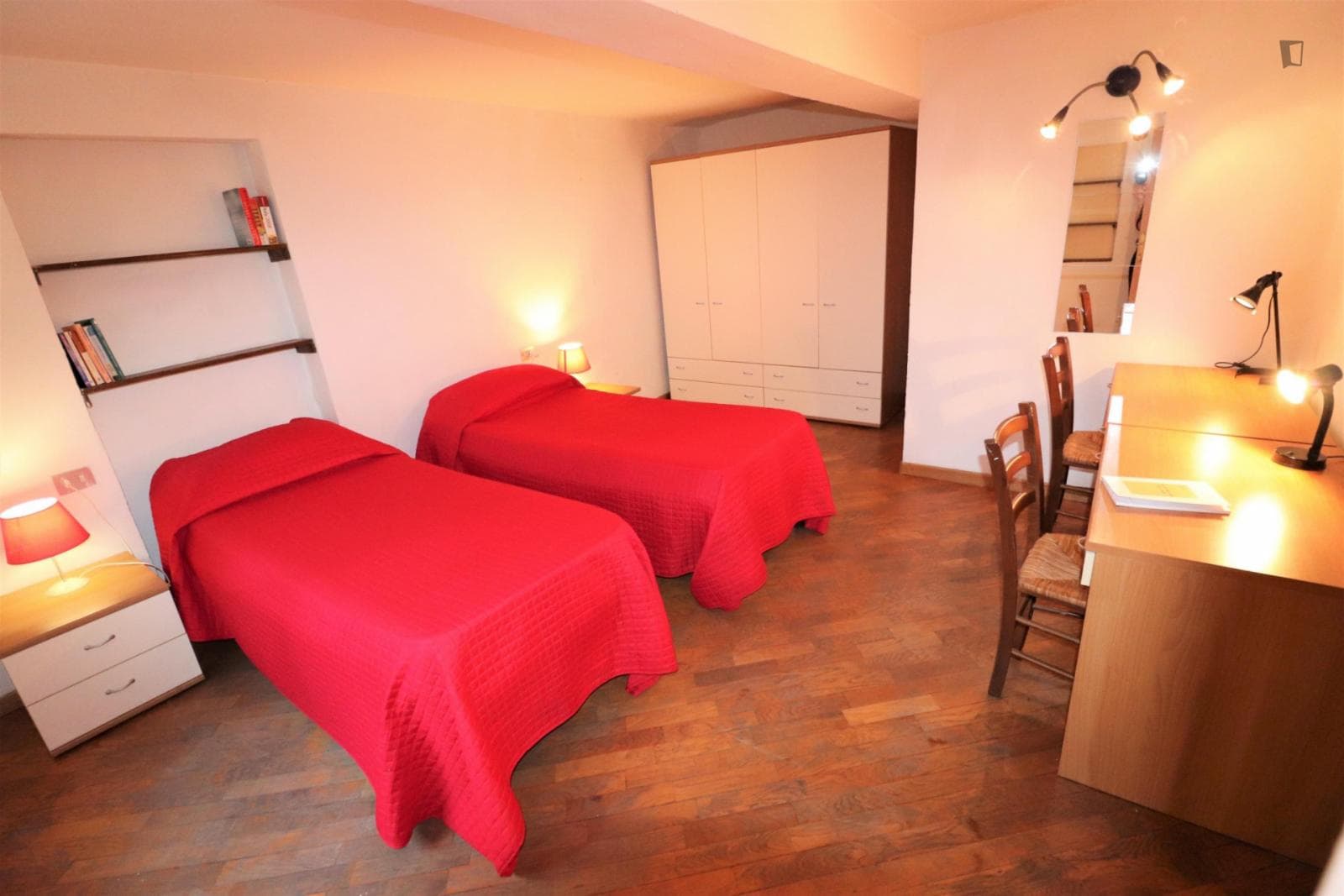 Twin bedroom in a 6-bedroom flat near Duomo photo 1