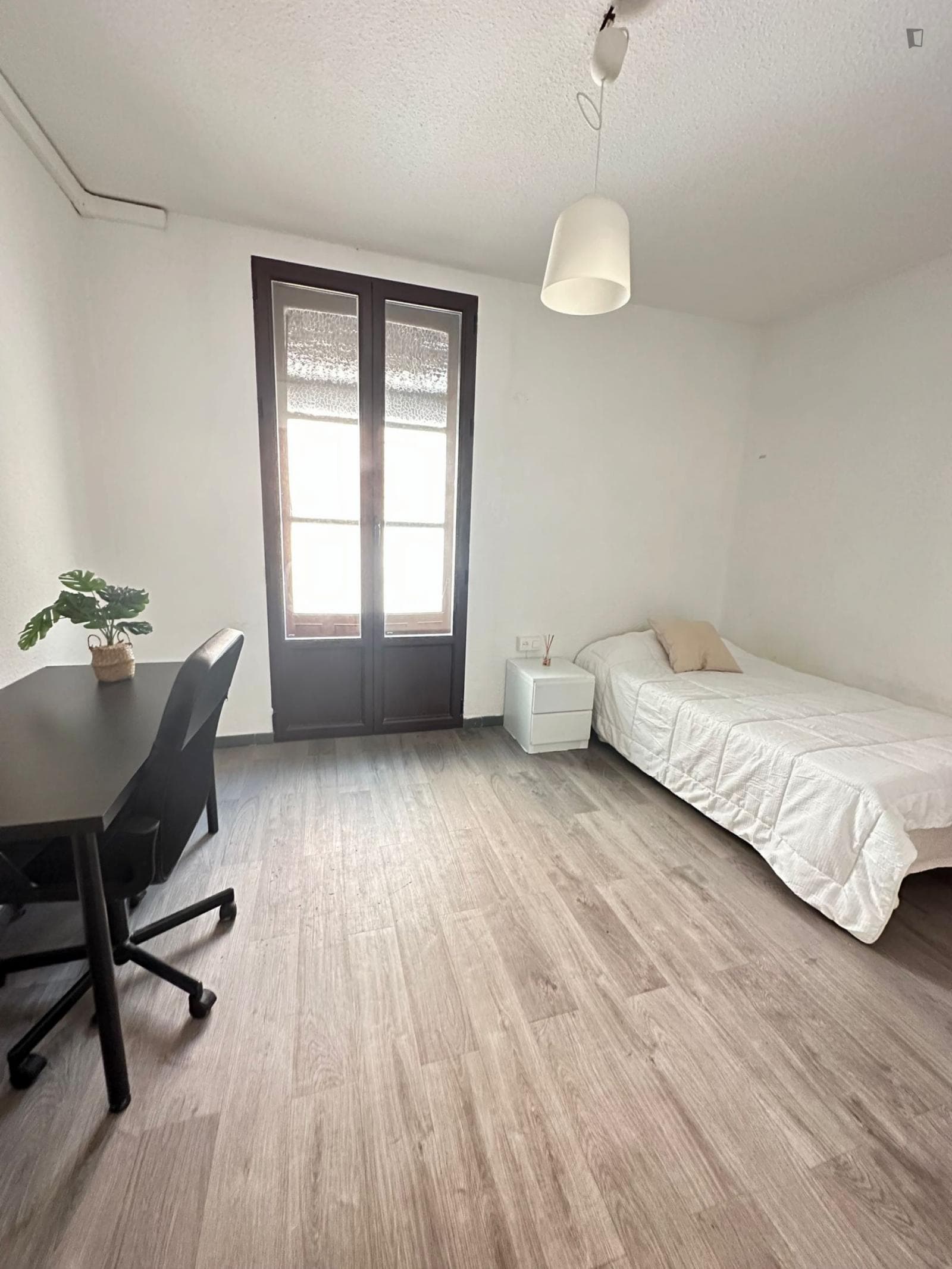 Bright single bedroom in a 5 bedroom flat photo 1