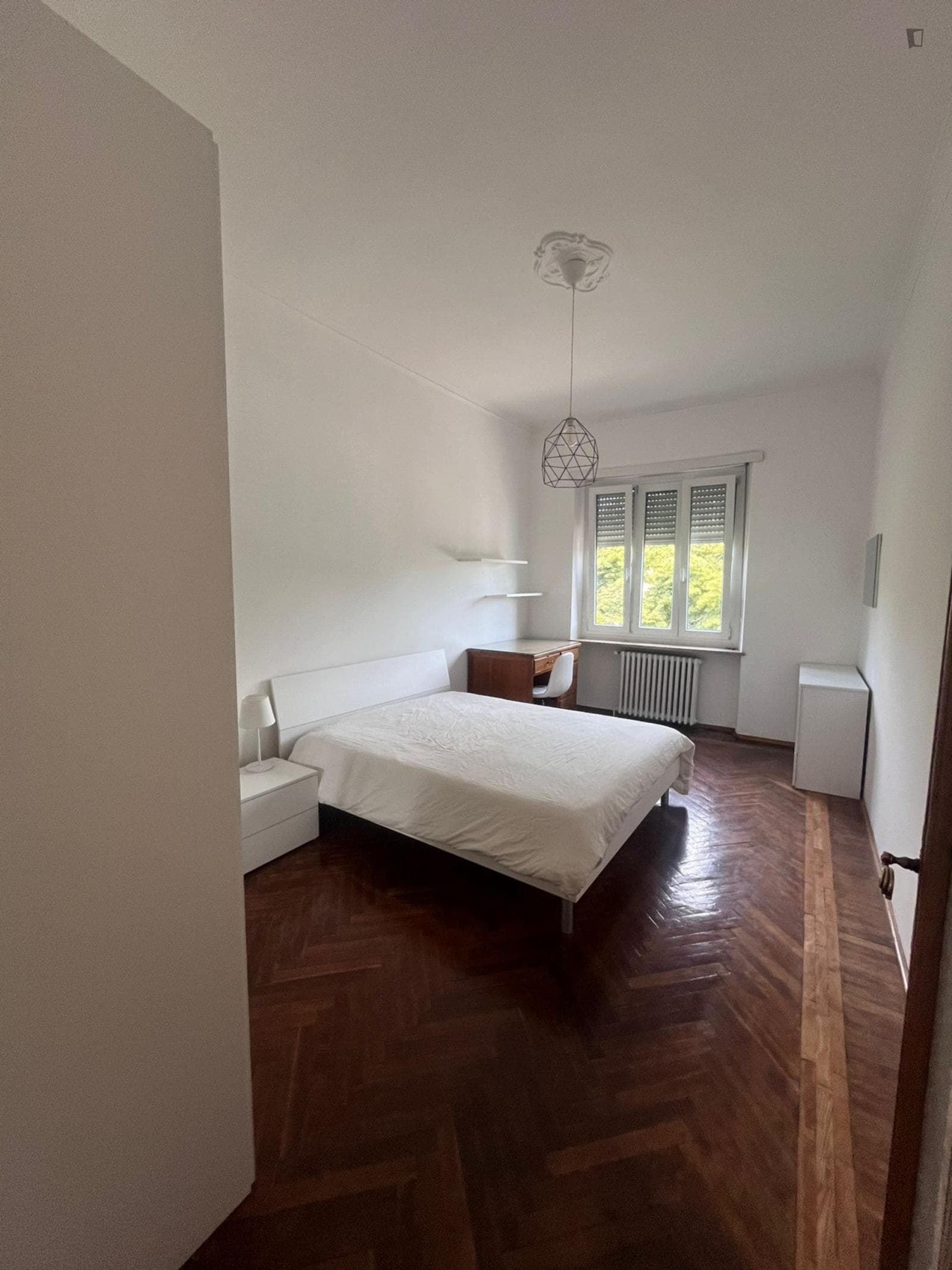 Single bedroom in a shared 4-bedroom apartment photo 1