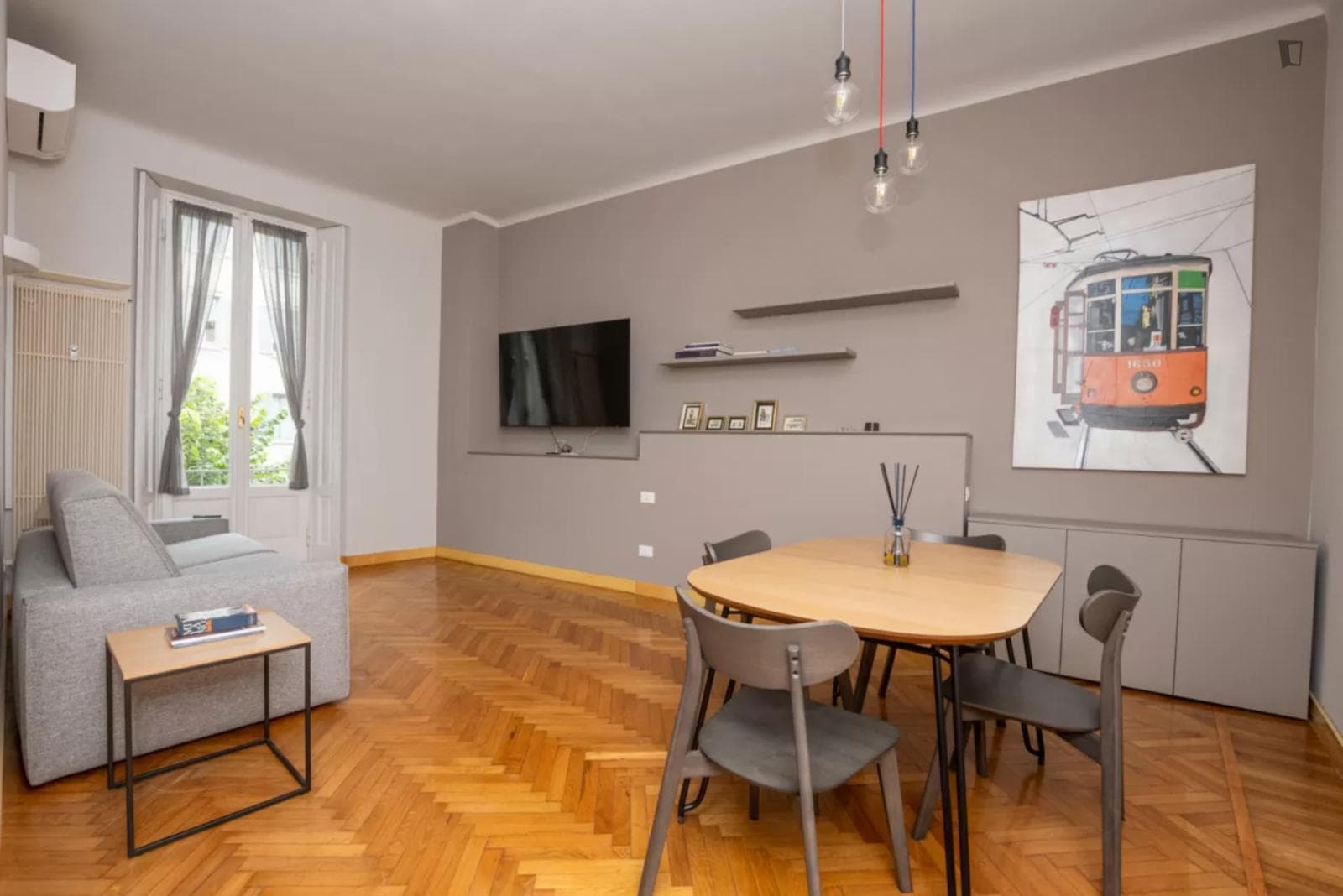 Elegant 1-bedroom apartment in central Milan, close to Conciliazione metro station photo 1