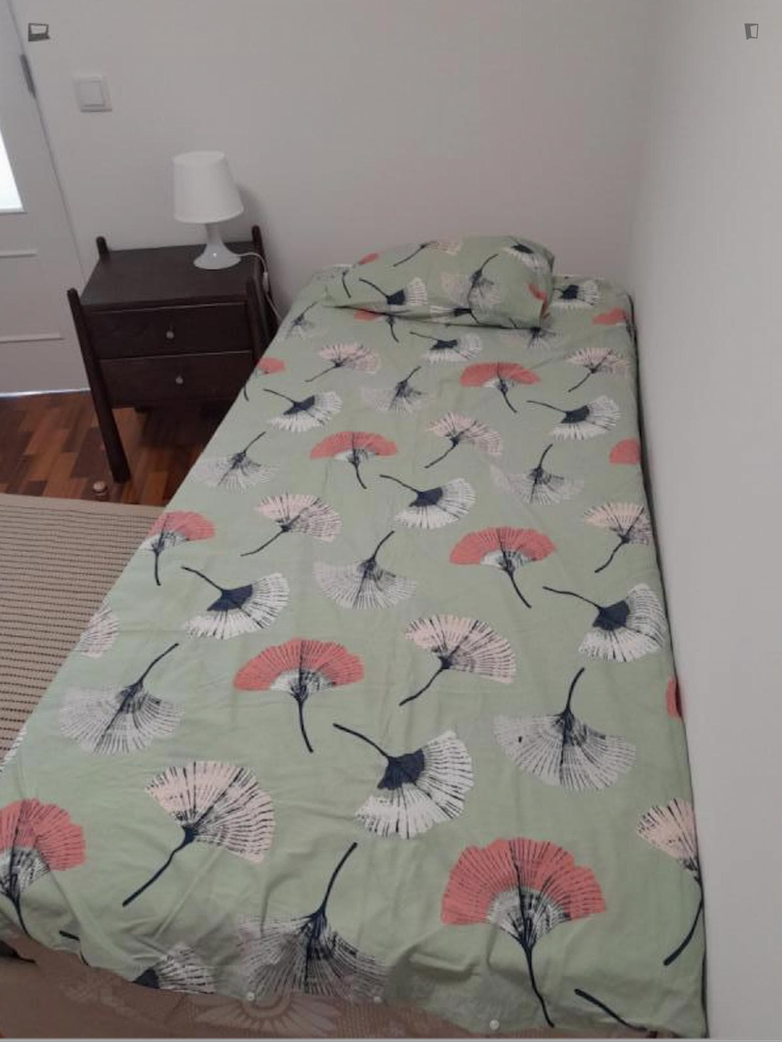 Q2 Parede-near NOVA SBE Carcavelos-Single bedroom SunnySeaView near TrainStation photo 1