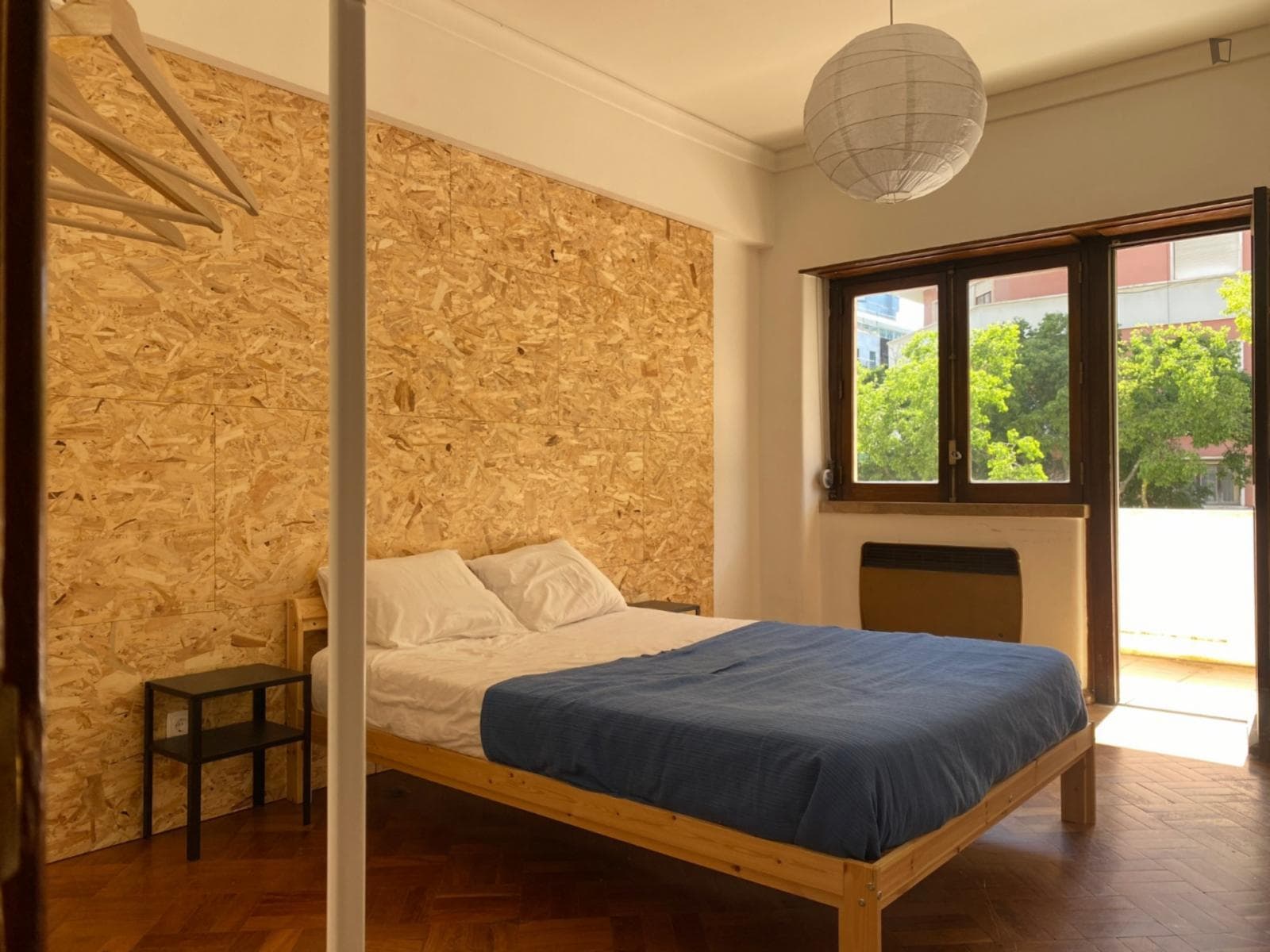 Great double bedroom with a balcony photo 1