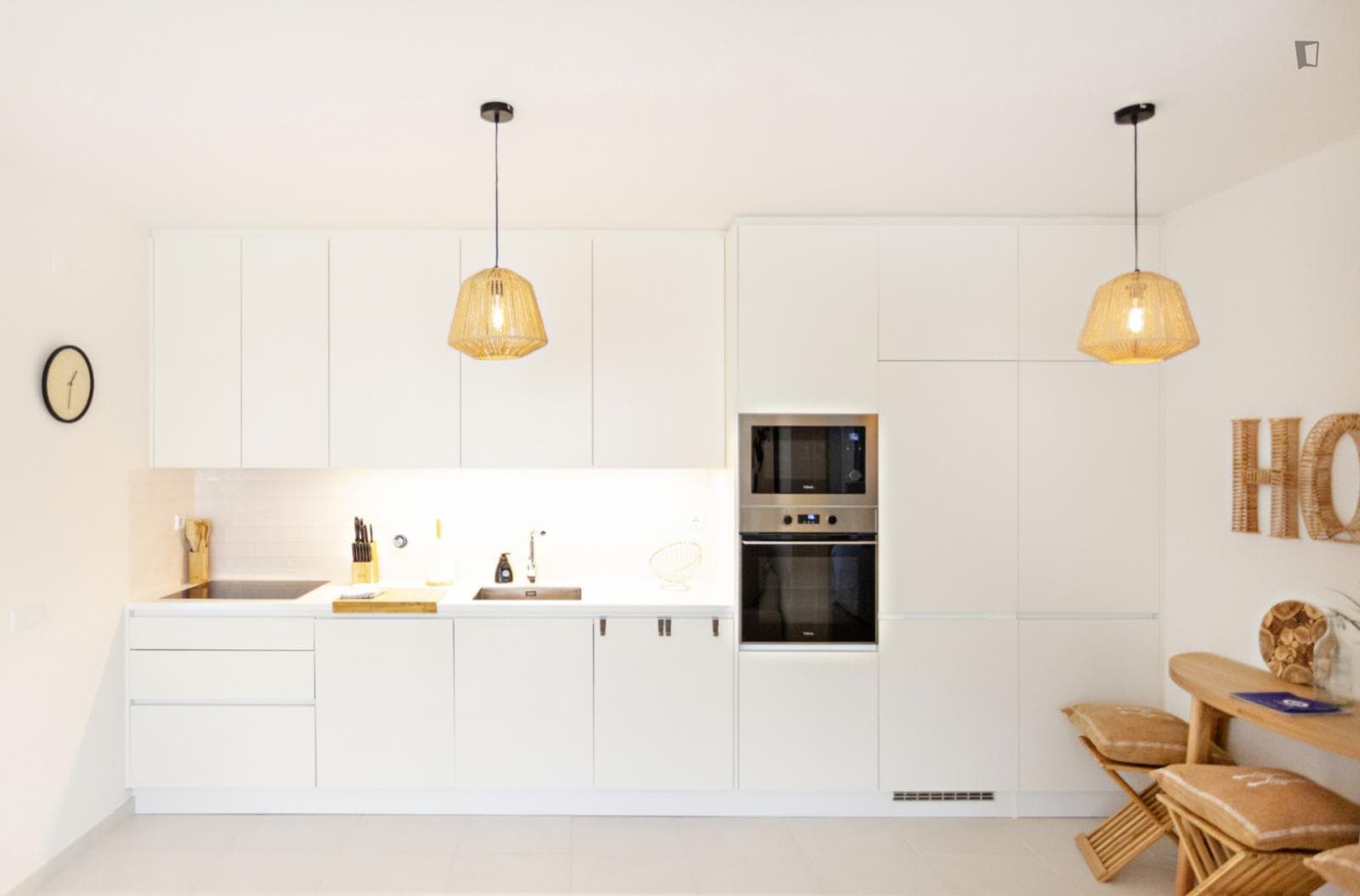 Sunny flat with a modern style photo 1