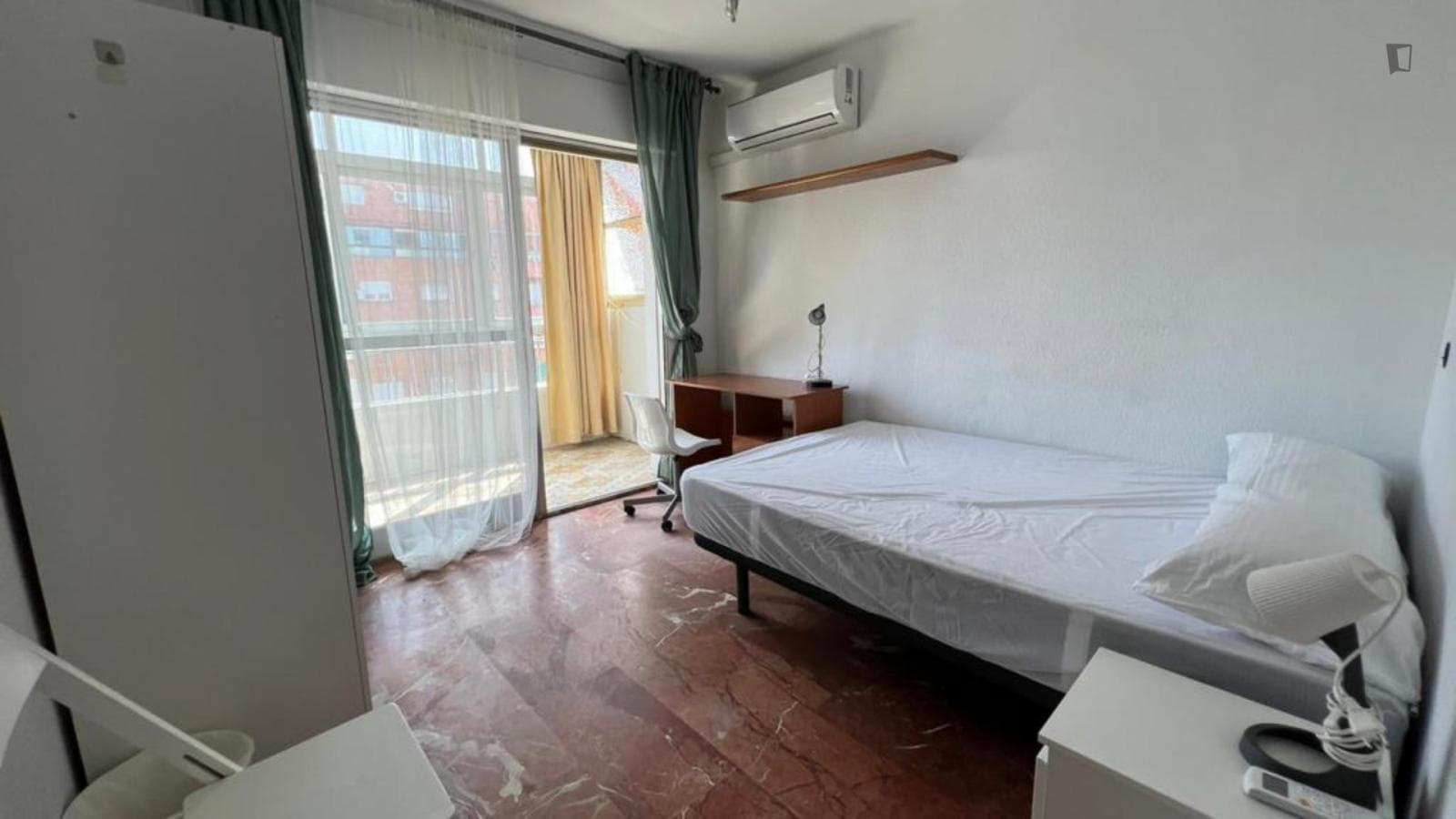Breezy double bedroom in Camino de Ronda photo 1