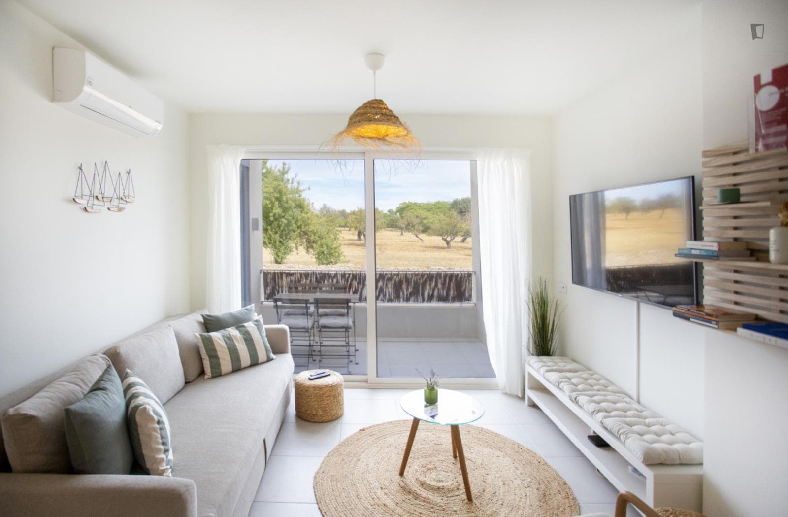 Stylish and friendly 2-bedroom flat  photo 1