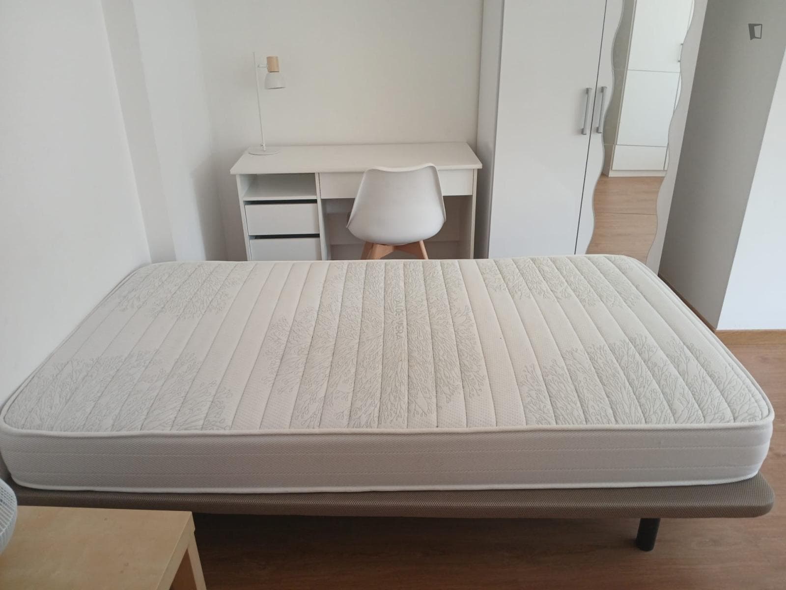 Sunny single bedroom close to FLUC photo 1