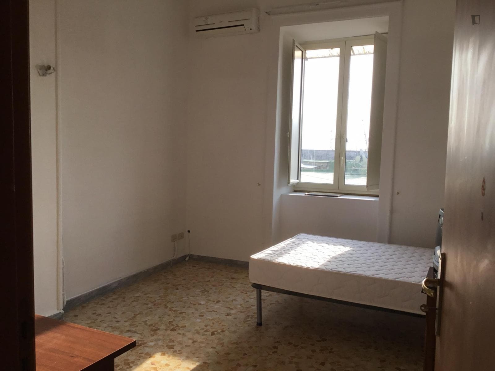 Comfy Single Bedroom in well connected area photo 1
