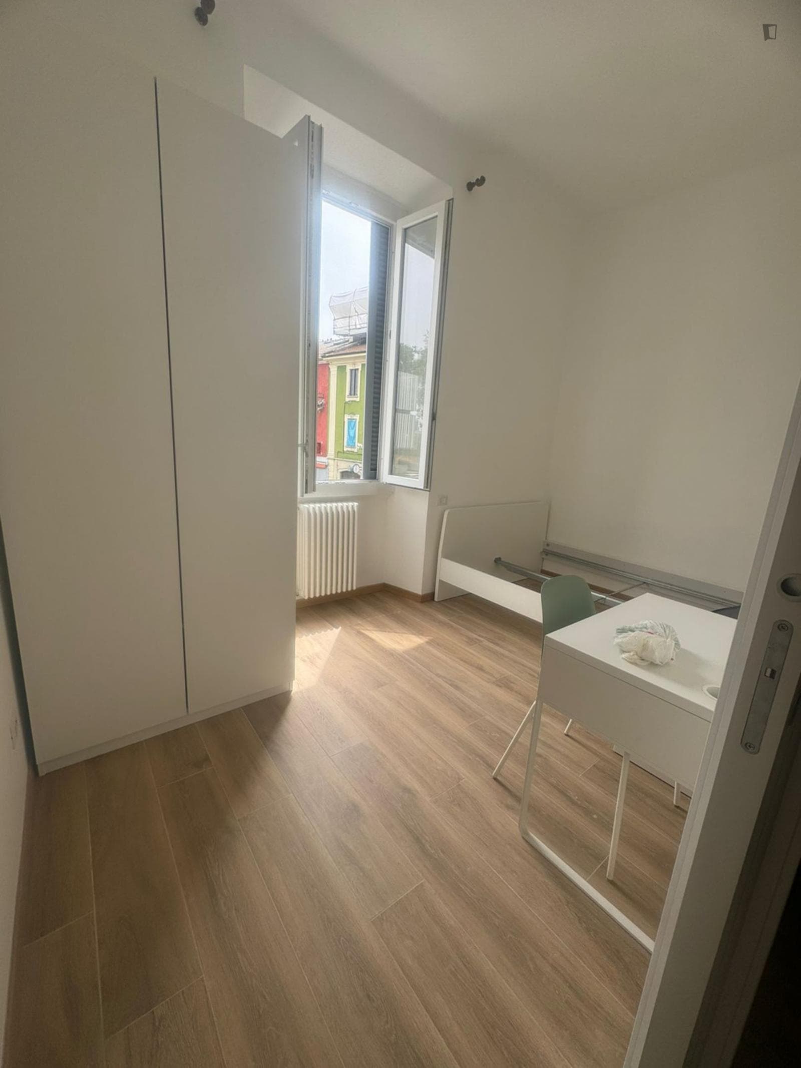 Single bedroom in a shared and modern apartment photo 1