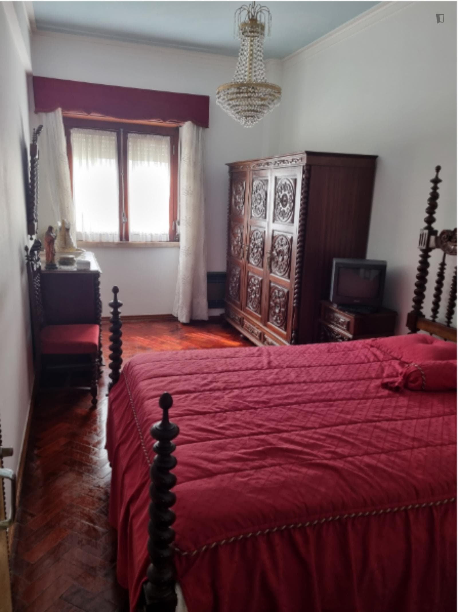 Vintage Double Bedroom close to Santa Apolónia Metro photo 1
