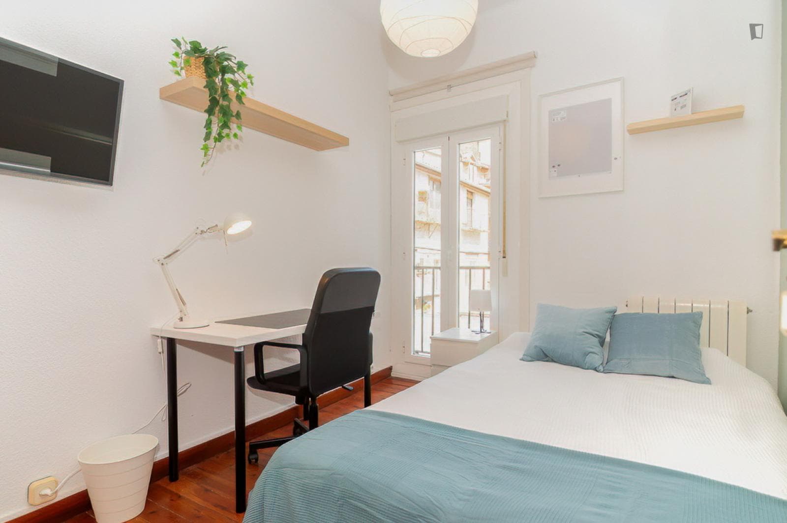 Appealing single bedroom with balcony photo 1