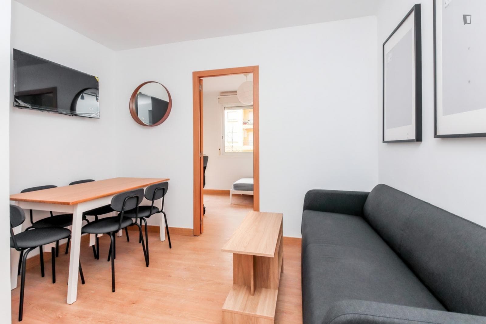 Great looking single bedroom photo 1