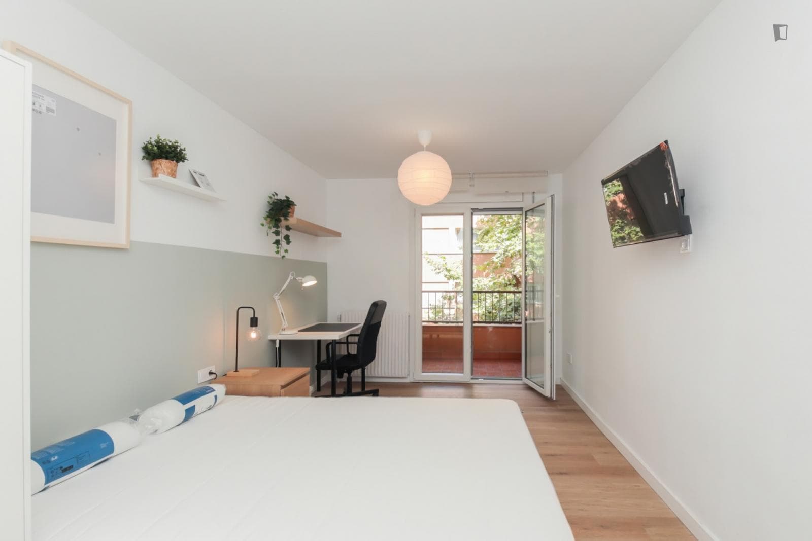 Great looking single bedroom with balcony photo 1