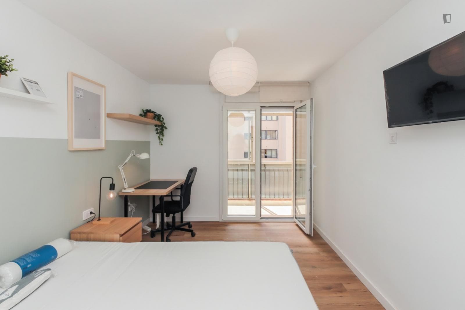 Appealing single bedroom with balcony photo 1