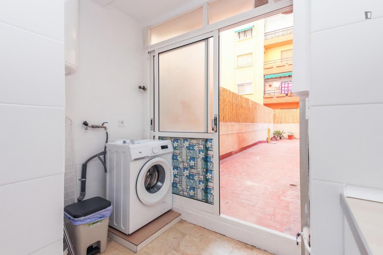Great looking single bedroom in a property with balcony photo 1