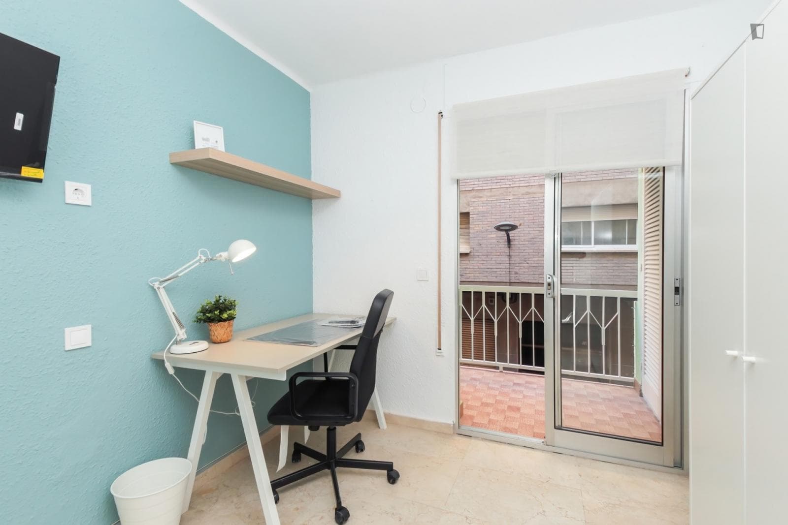 Cozy single bedroom with balcony photo 1