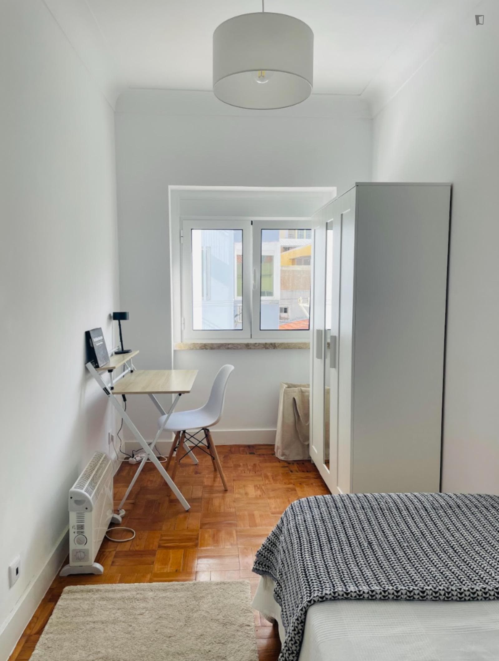 Sunny single bedroom in a 5-bedroom flat photo 1