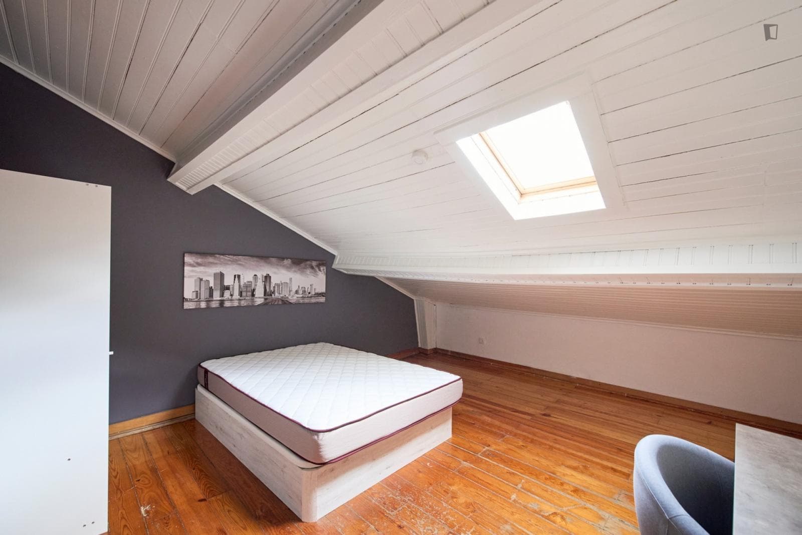 Cozy single bedroom in a property with balcony and outside area photo 1