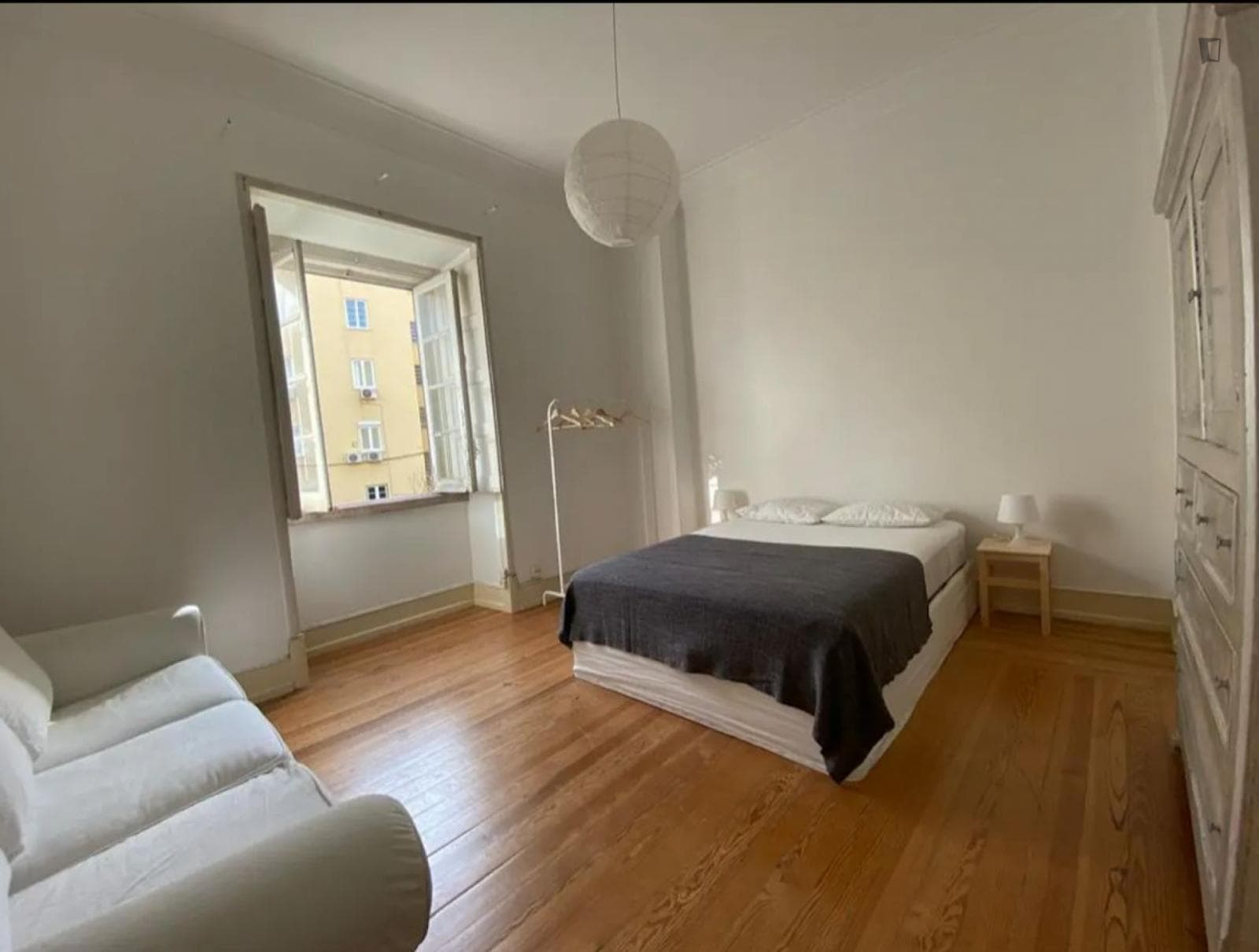 Great double bedroom next to Campo Pequeno metro photo 1