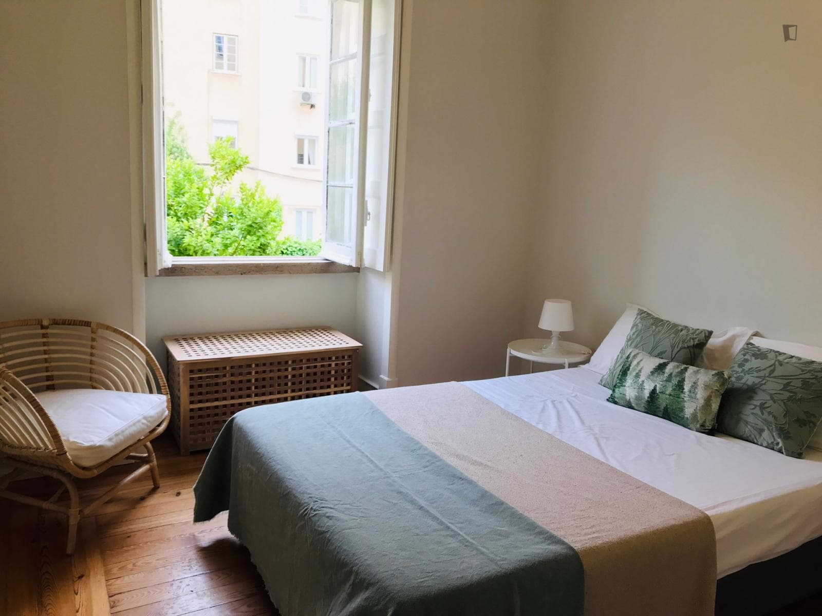 Lovely double bedroom near Saldanha and Campo Pequeno metro station photo 1
