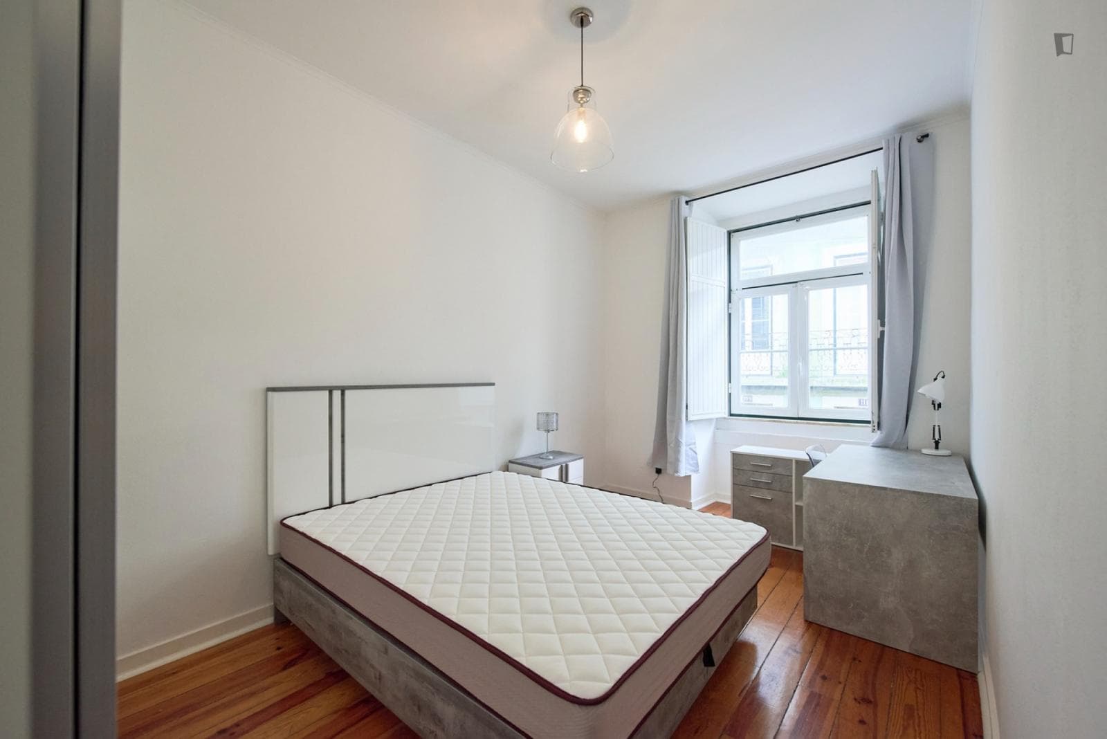 Appealing single bedroom in a property with balcony and outside area photo 1