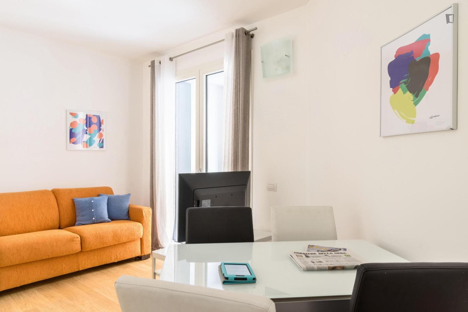 Bright 1-bedroom apartment with outdoor area located close to Gioia and Centrale metro stations photo 1