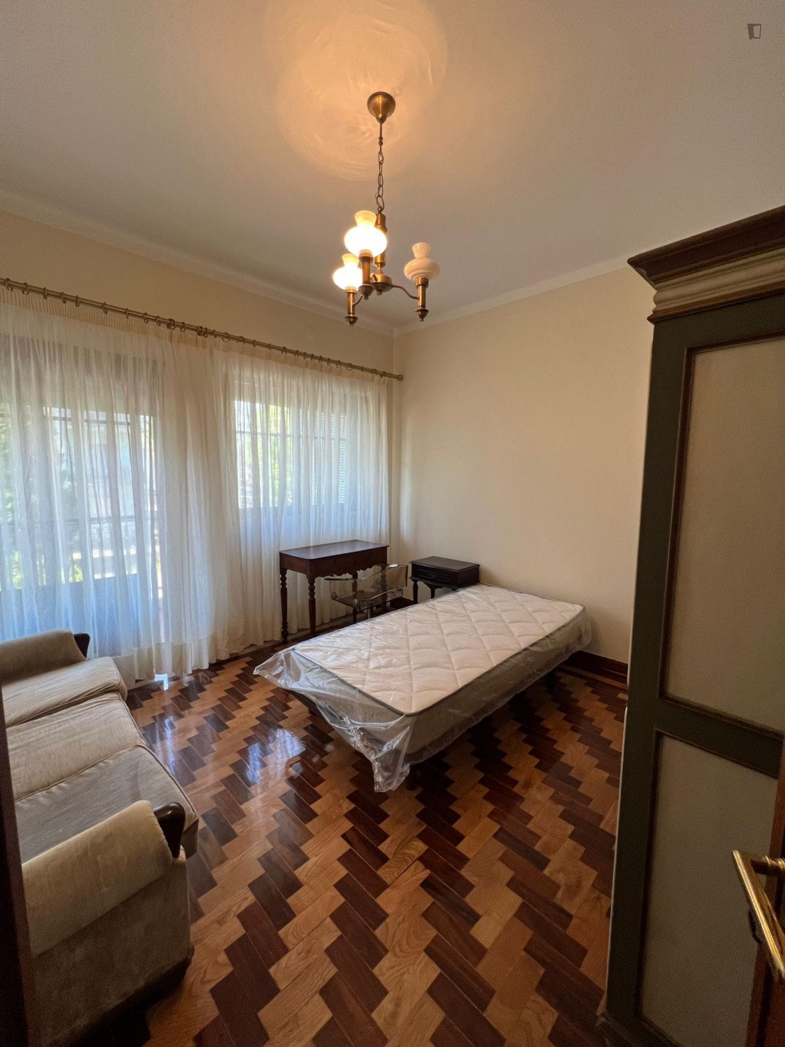 Lovely single bedroom next to Faculdade de Farmácia photo 1