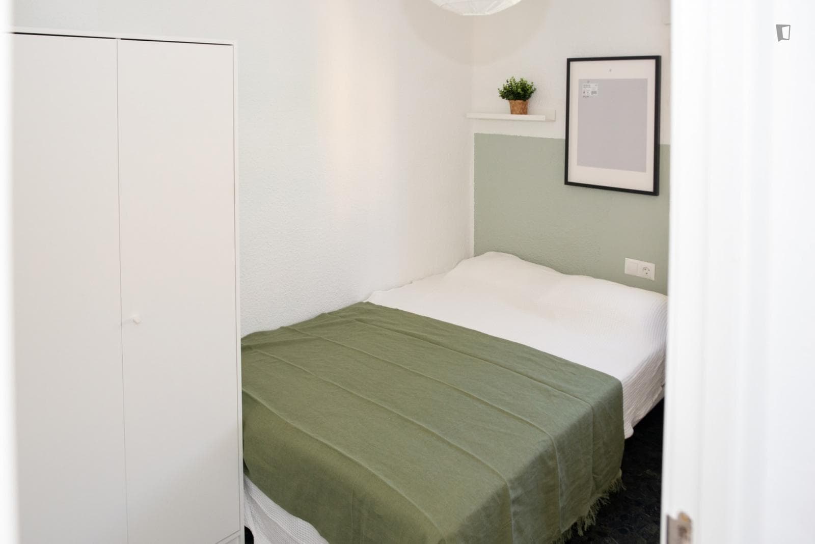 Attractive single bedroom with balcony photo 1