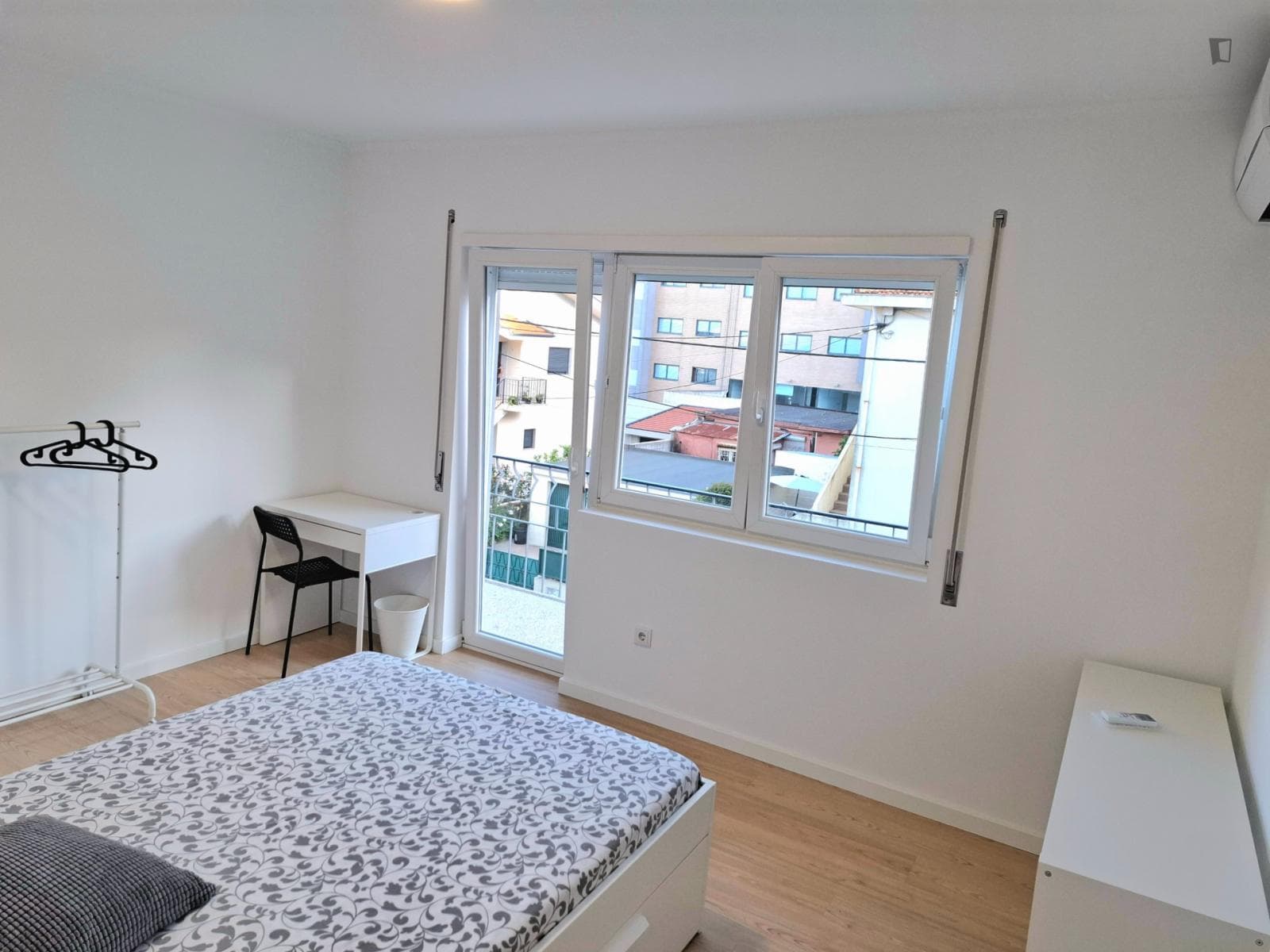 Bright double bedroom with a balcony, close to Polo Universitário Porto photo 1
