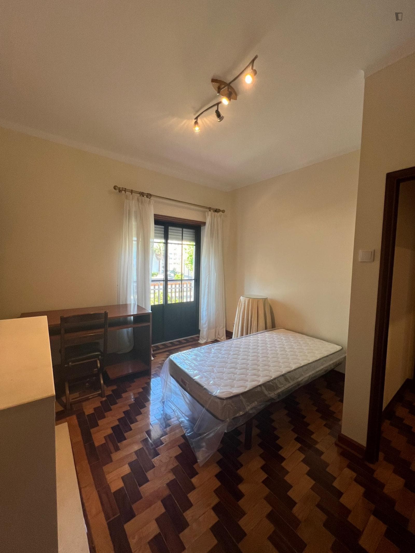 Great single bedroom in a 6-bedroom flat photo 1