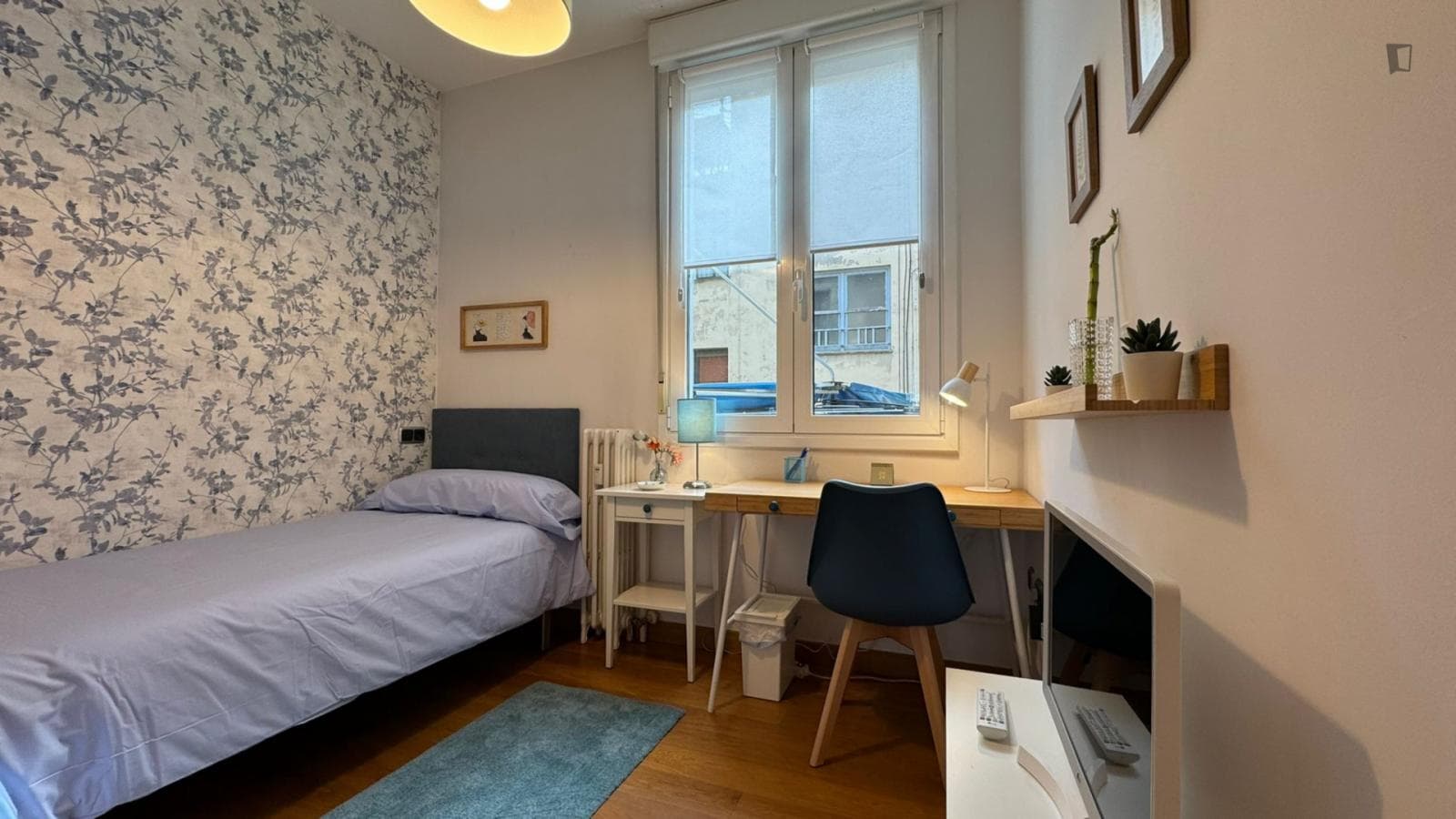 Neat and cosy single bedroom in Abando photo 1