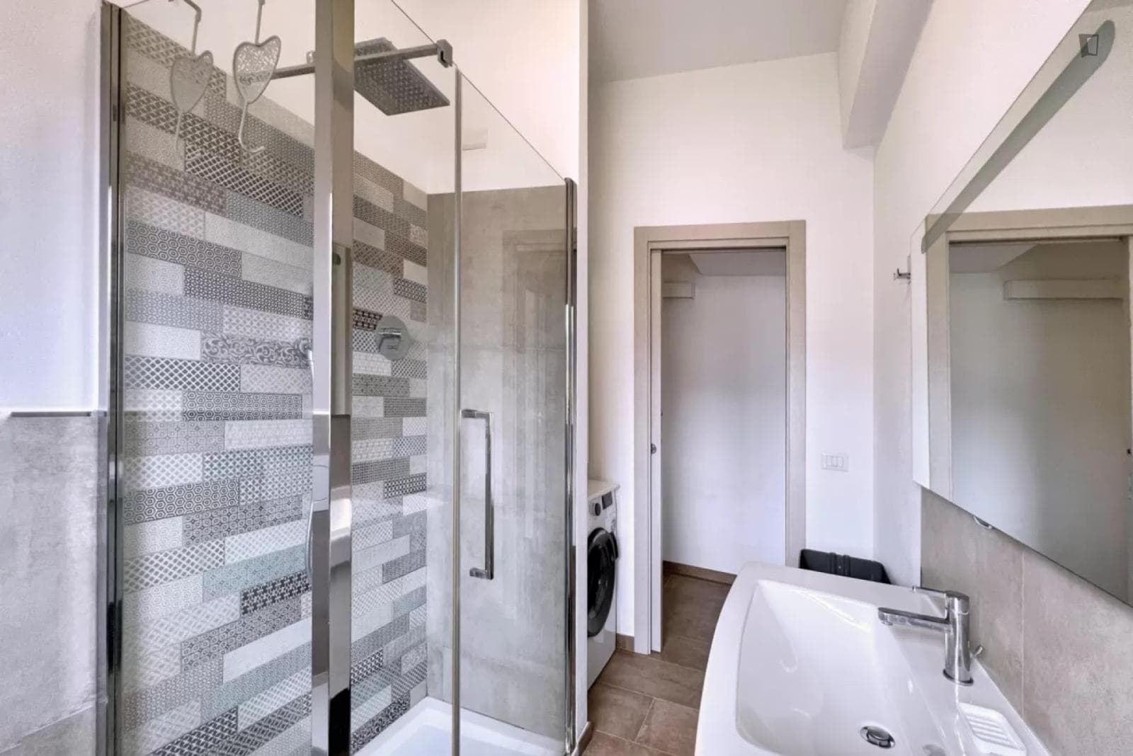 Charming 2-bedroom flat in a well-connected and residential location photo 1