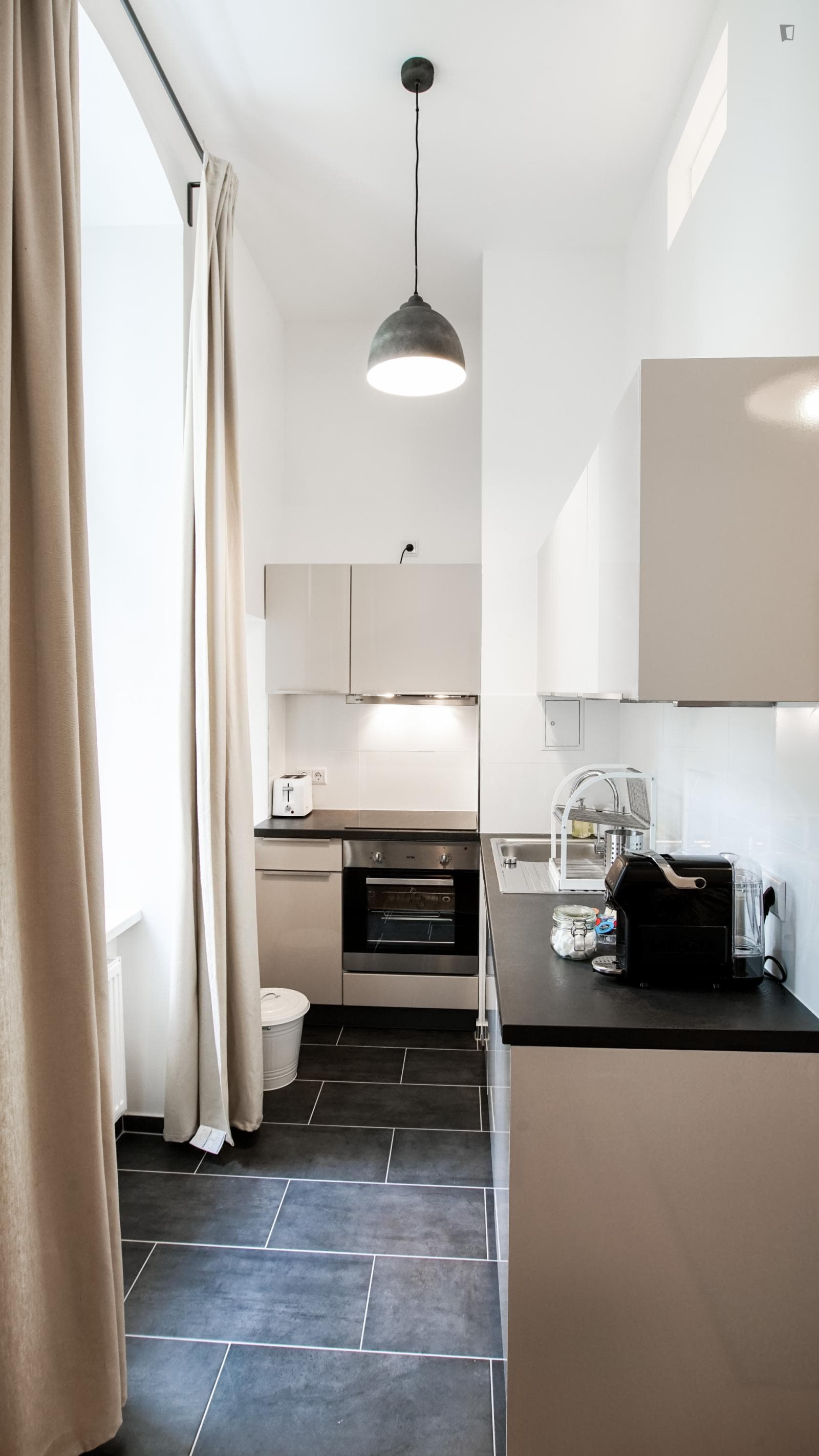 Modern 1-bedroom flat in the hip Neukölln district photo 1