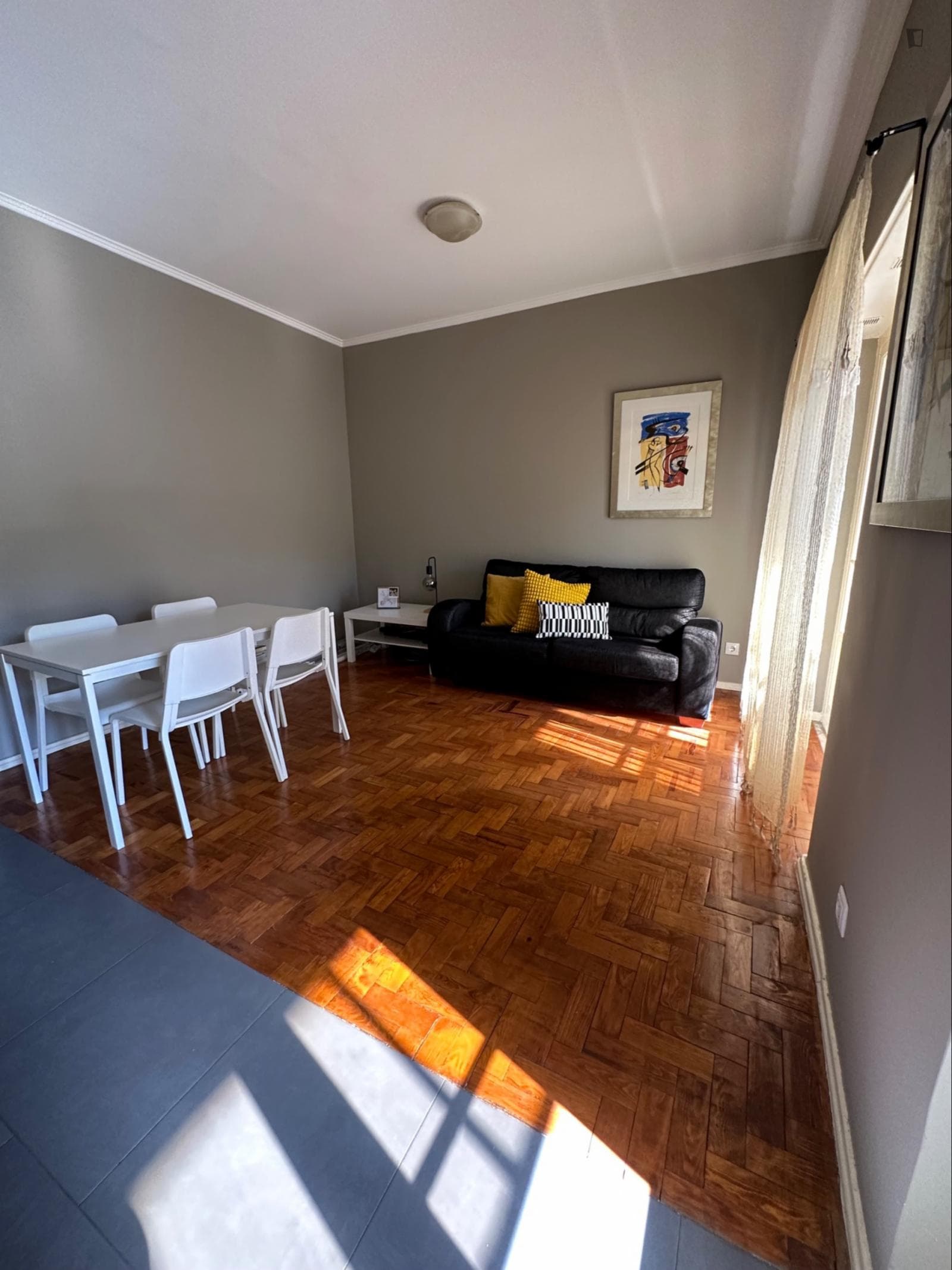 Bright 2-bedroom flat with balconies photo 1