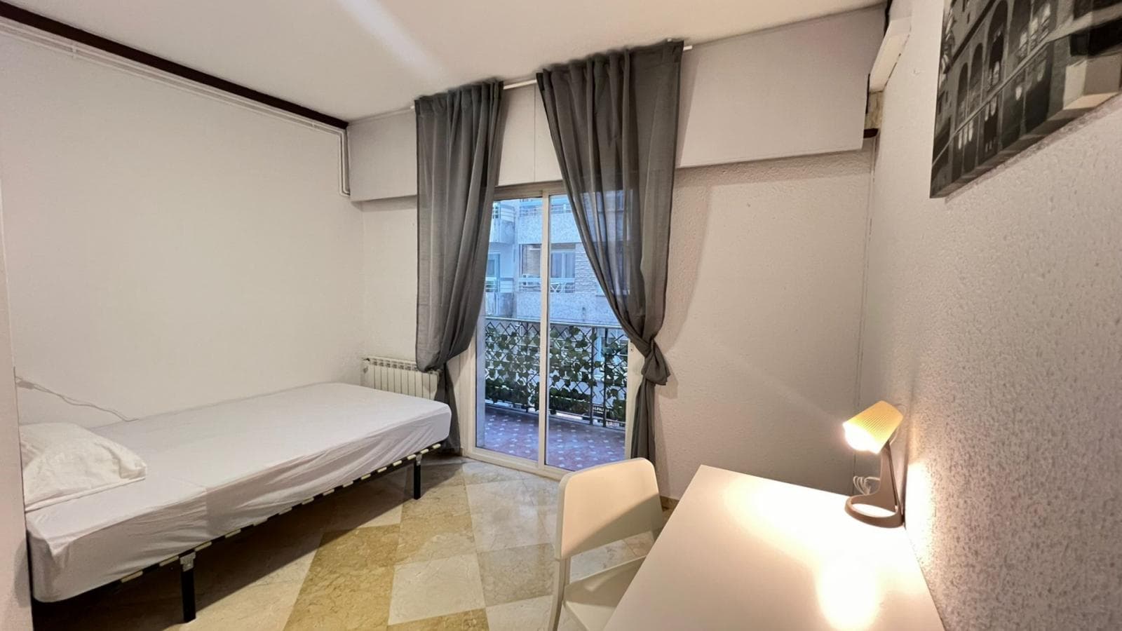 Inviting single bedroom with a balcony, near Parque Federico García Lorca  photo 1