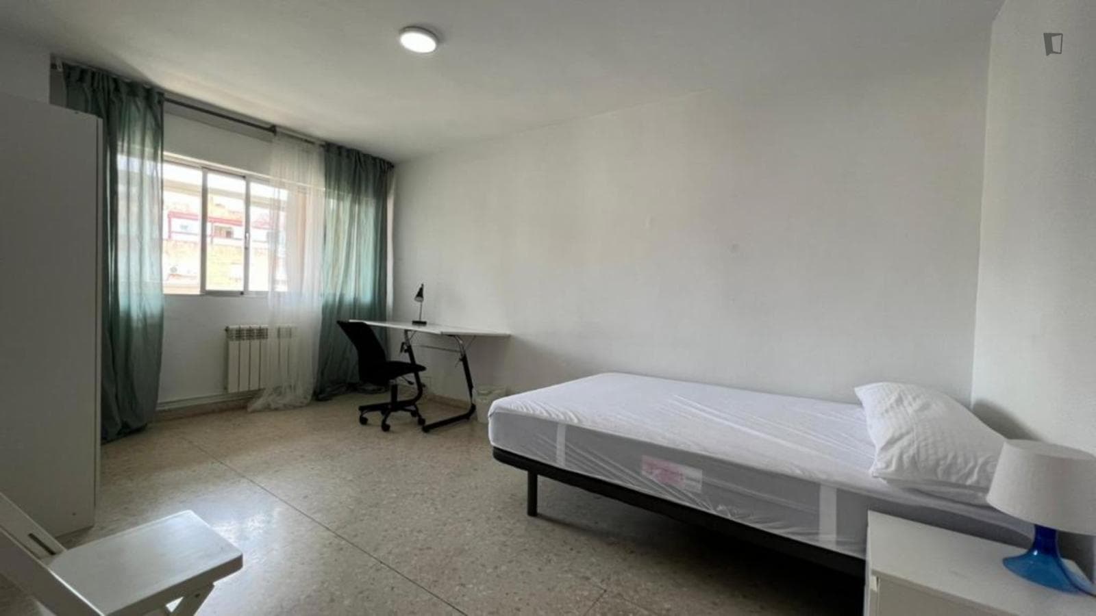 Snug double bedroom in Camino de Ronda photo 1