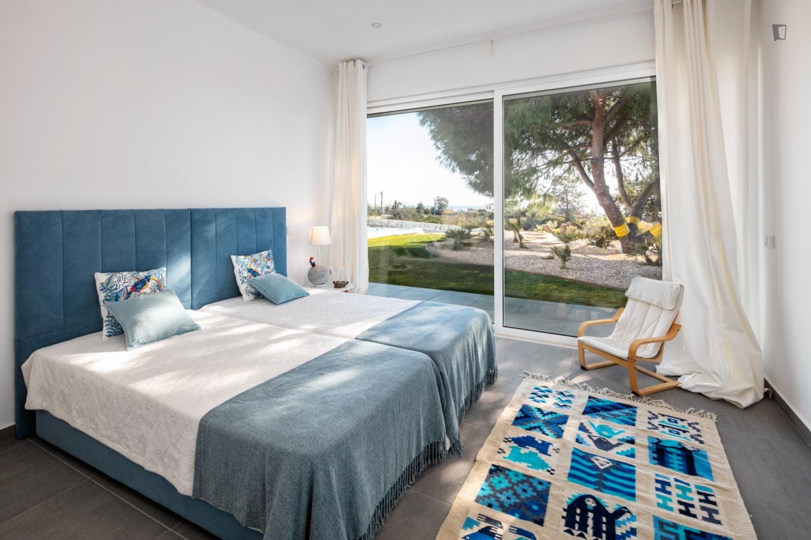 Close Albandeira and Marinha Beaches-Amazing twin bedroom private bathroom photo 1