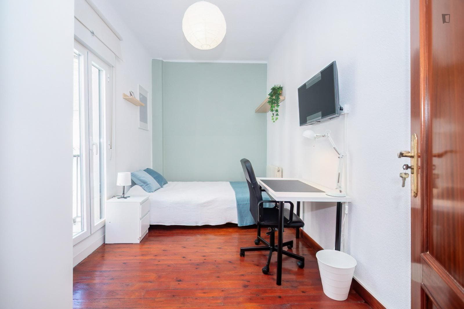 Cozy single bedroom with balcony photo 1