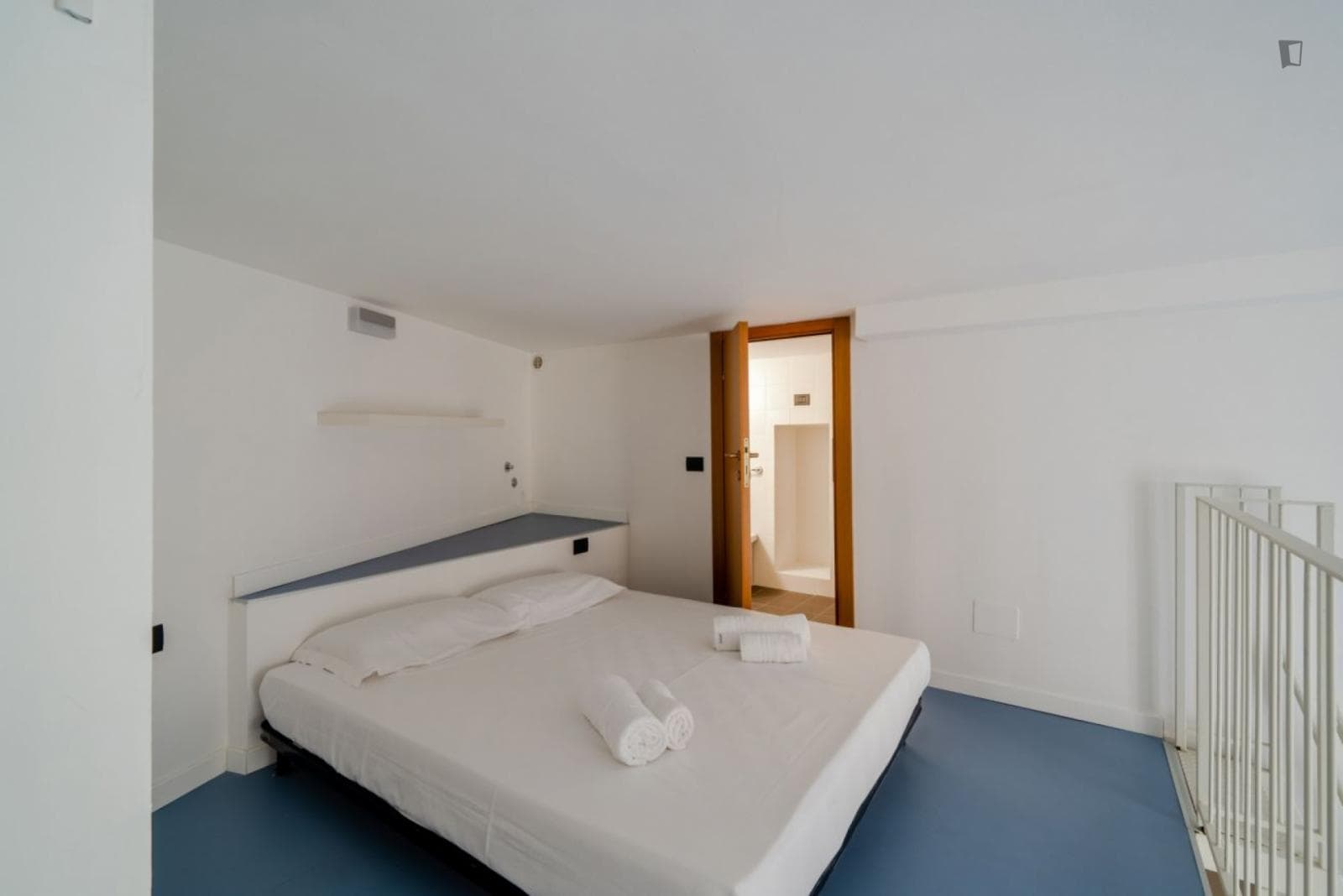 Inviting studio with balcony close to Università Cattolica photo 1