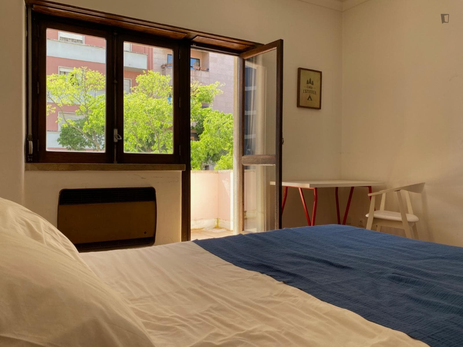 Sunny double bedroom in a 6-bedroom flat photo 1