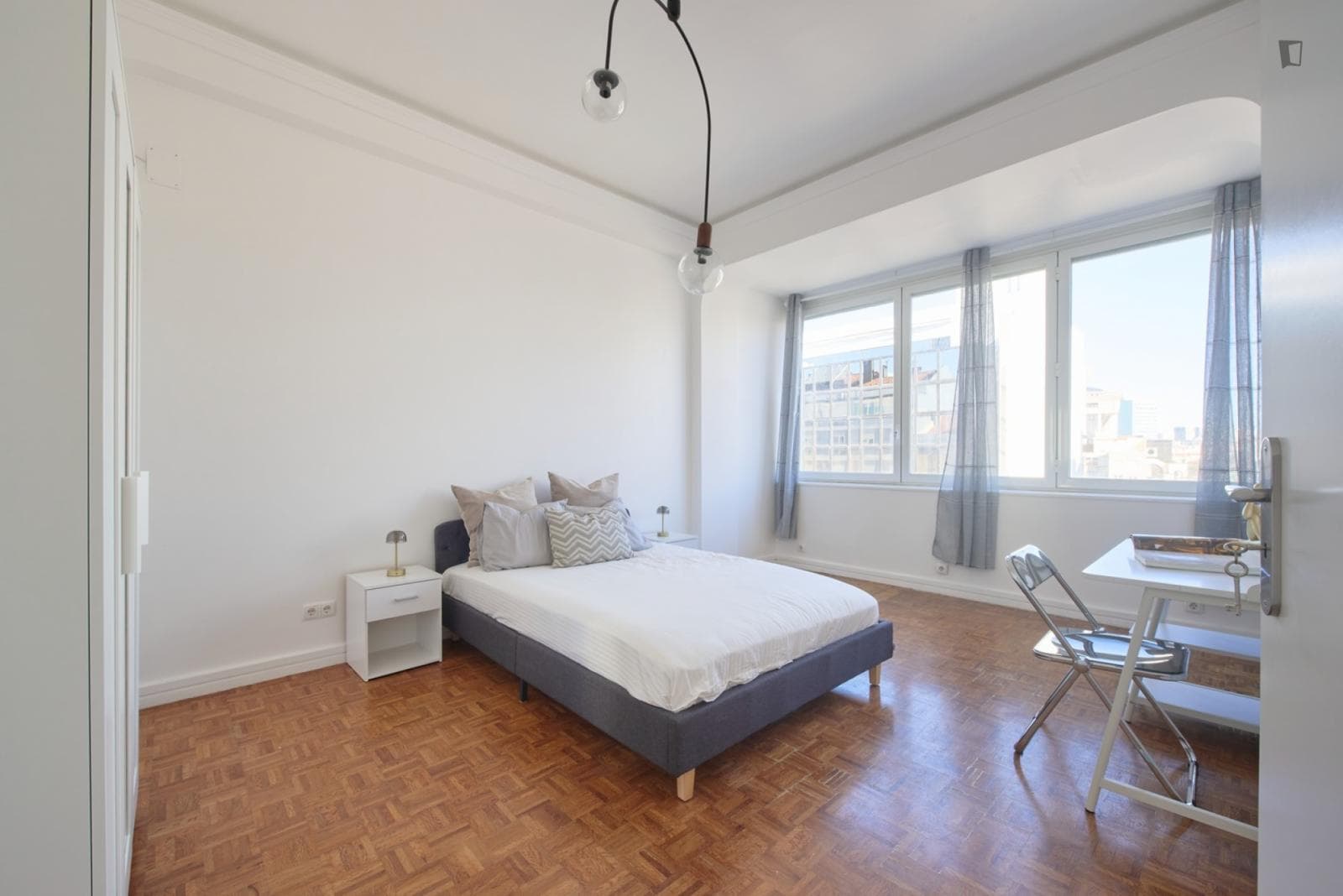 Large Appealing single bedroom with balcony photo 1
