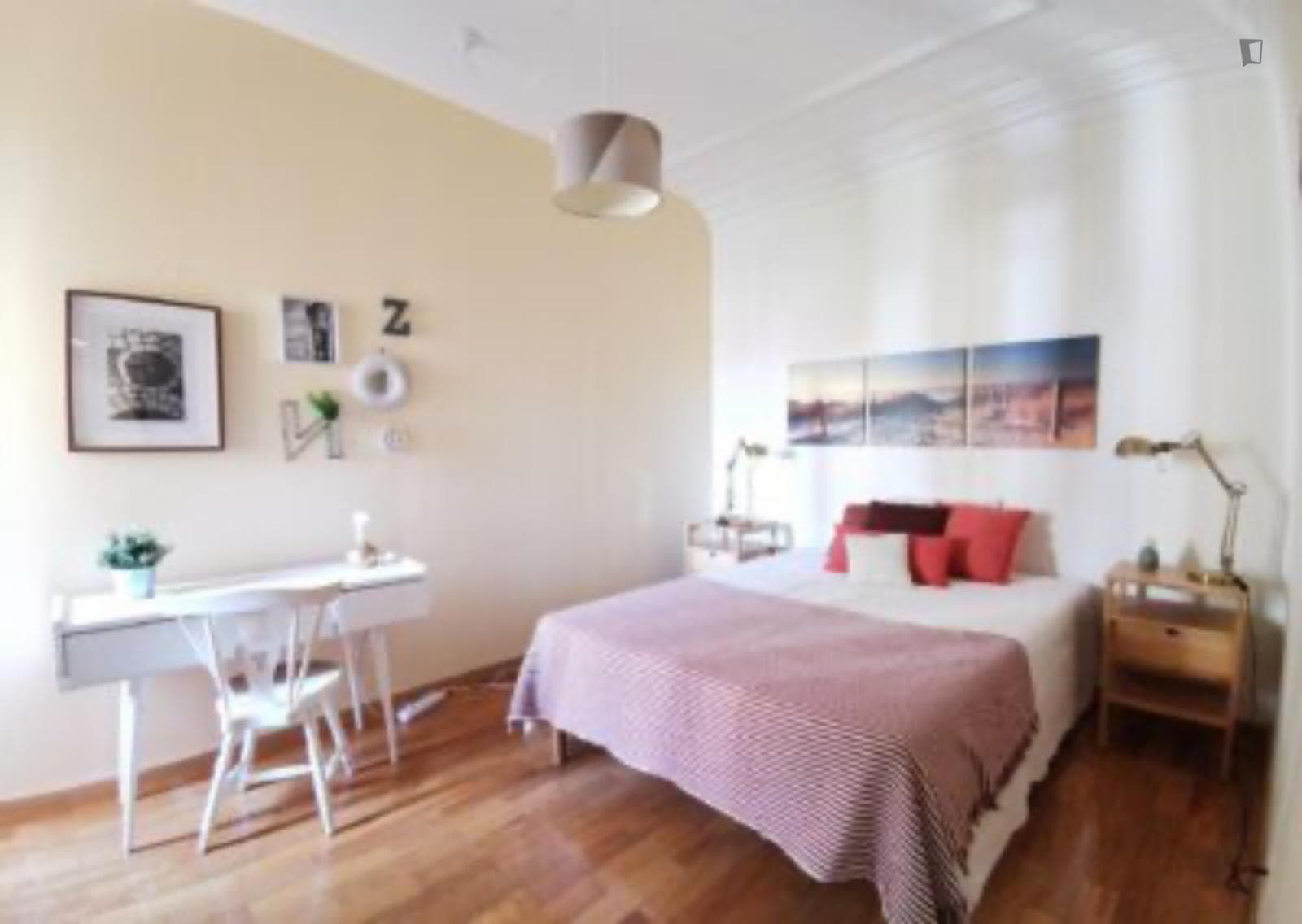 Modern double bedroom next to Alameda train station photo 1