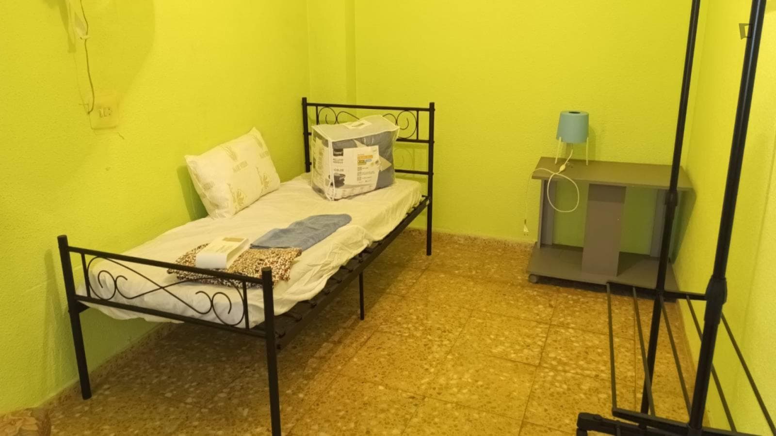 Comfortable  single bedroom in apartment with spacious terrace photo 1